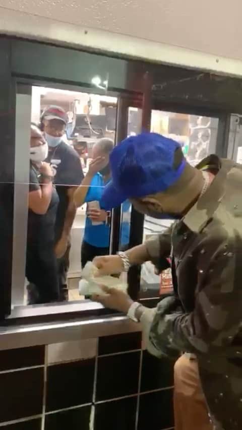 ファボラスのインスタグラム：「Me & @jaymazini are blessed enough to share the blessings.. Went to Checkers in Jersey City and gifted 4 workers with $5k each.. 🙏🏾」