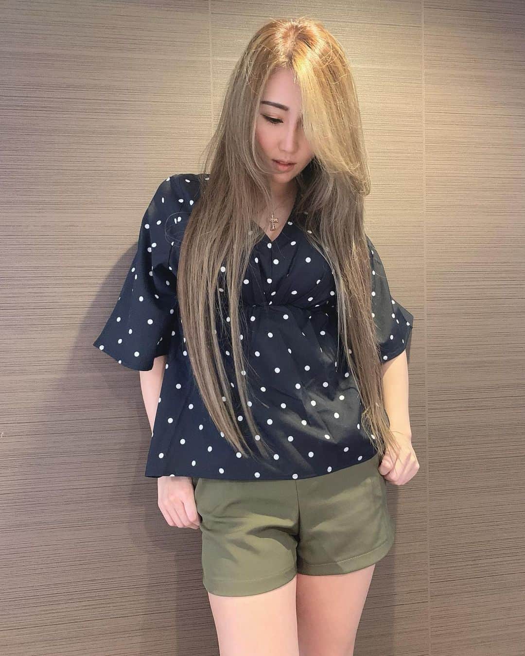 のインスタグラム：「. . 髪染めてきた♡ 全体的にくすませてくれて良い感じ😍 ほんといつも良い仕上がりにしてくれる💈 @dista2008_official  . 👚... @duras_official #duras #デュラス 👖... @lily_closet.store  . . #シングルマザー #シンママ #女の子ママ #アラフォーママ #ママファッション #172cm  #グレーアッシュ  #スーパーロングヘア  #ママでも綺麗に  #ママでも綺麗でいたい #ootd  #outfit #momfashion」