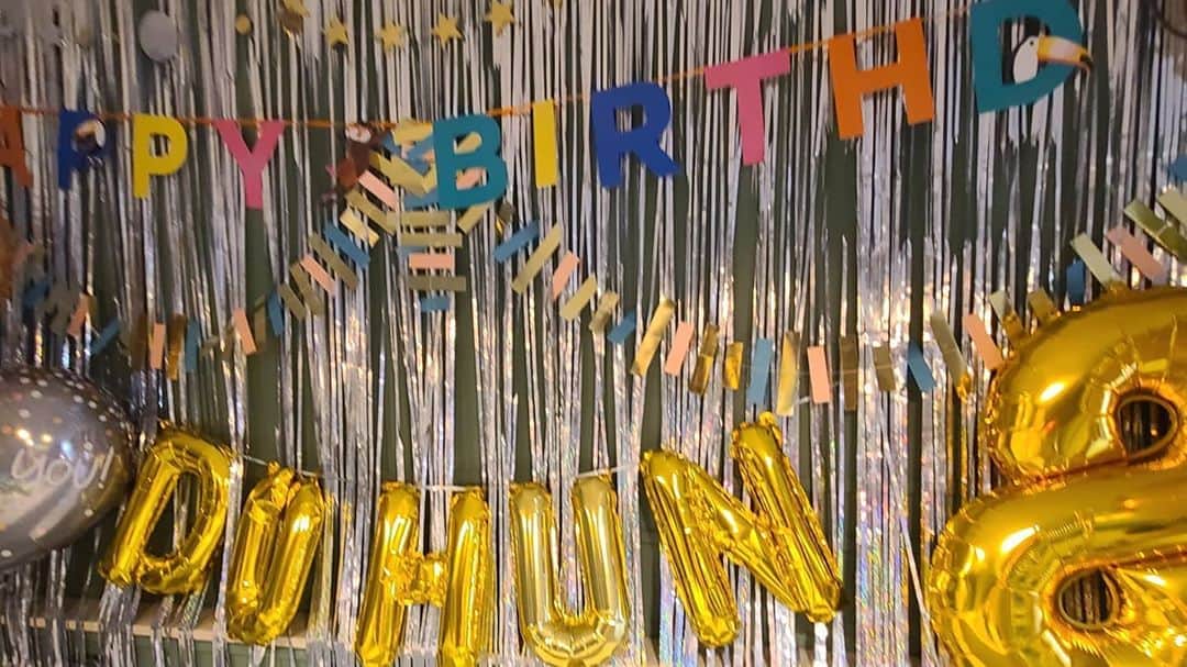 ユ・ハナさんのインスタグラム写真 - (ユ・ハナInstagram)「애들 재우다 같이 잠들어 새벽 네시반에 정신이 번쩍⚡⚡   찢어지고 떨어지고 바람빠지고 동글이깨서 몇번 올라갔다내려오는 시행착오들을 경험하고 완성 허접하지만 좋아해주면 좋겠다❤  이거 보고 웃는 모습 그거한번 보고싶어서 그래서 잠오는 거 꾹 참고 했어!   헌아 니가 엄마아빠에게 짱 최고 엄지 따봉 대빵 일등 제일이야!    태어나줘서고마워 엄마아들해줘서고마워 웃음이 많은 아들이라서 고마워 지랄맞은 성격도 잘 받아줘서 고마워 좋은 형이 되어줘서 고마워 엄마 많이 챙겨주고 예뻐해줘서 고마워 건강해줘서 고마워  이 많은 고마운것들 만큼 많이 부족해서 미안해  생일축하해🎂 내가 이 세상에서 제일 많이 축하해 7년전 이날 우리 처음 만나고 그때부터 쭉 내 목숨보다 더 소중히 사랑해 .  큰 이벤트없는 평범한 날이 되겠지만 아빠랑 시헌이랑 재밌게 보내자❤  #20130906 #20200906 #도헌생일」9月6日 11時01分 - hahana111