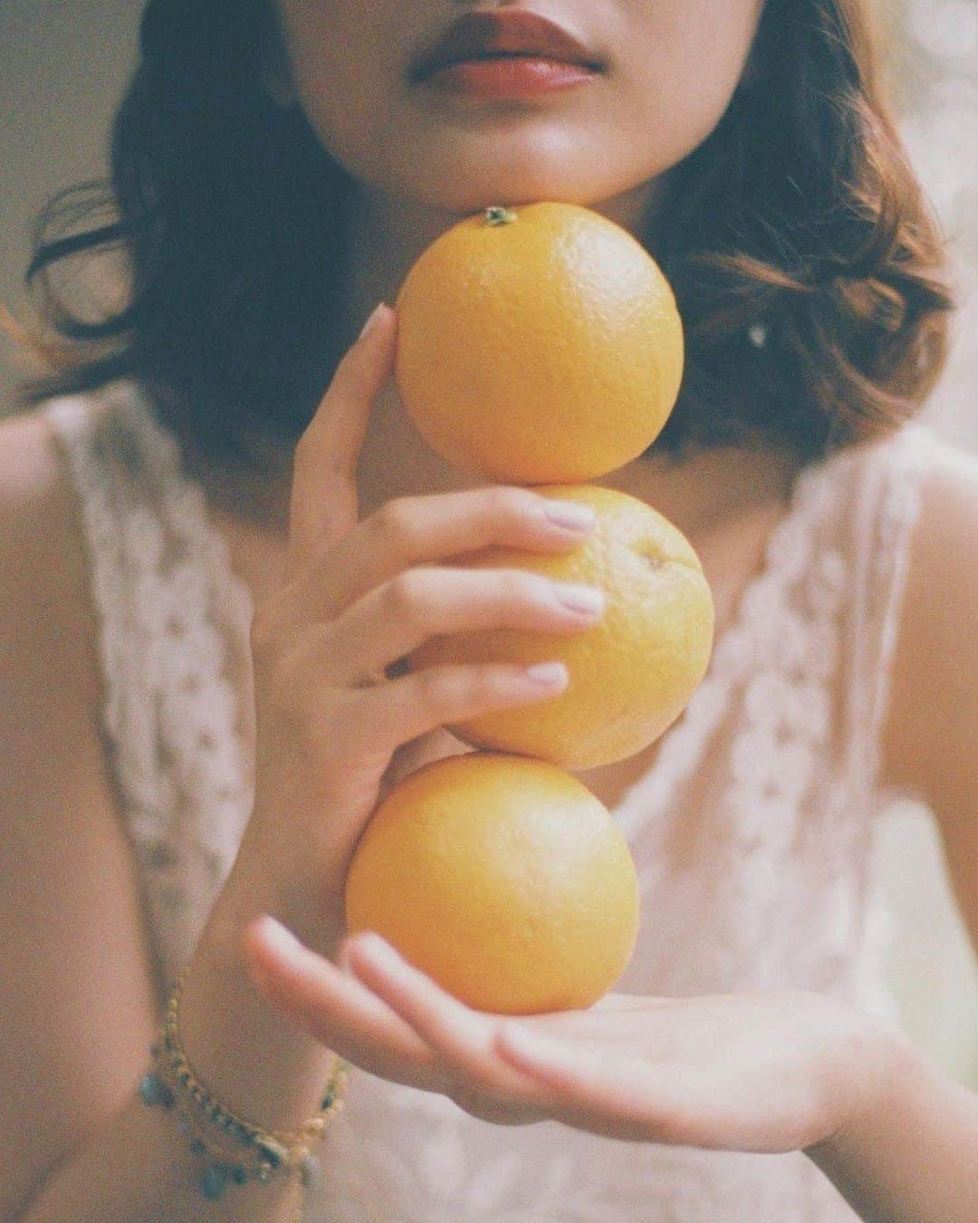 見上愛さんのインスタグラム写真 - (見上愛Instagram)「📸　@sara_photo_912  💇‍♀️&💄　@har__hm  👗　@__t__shi__  🌞　@mikami_ai_   夜は少しずつ涼しくなり、秋の香りもしてきました。季節の変わり目、皆さん体調にお気を付けて。そして台風にもどうかお気を付けて下さい。」9月6日 11時01分 - mikami_ai_