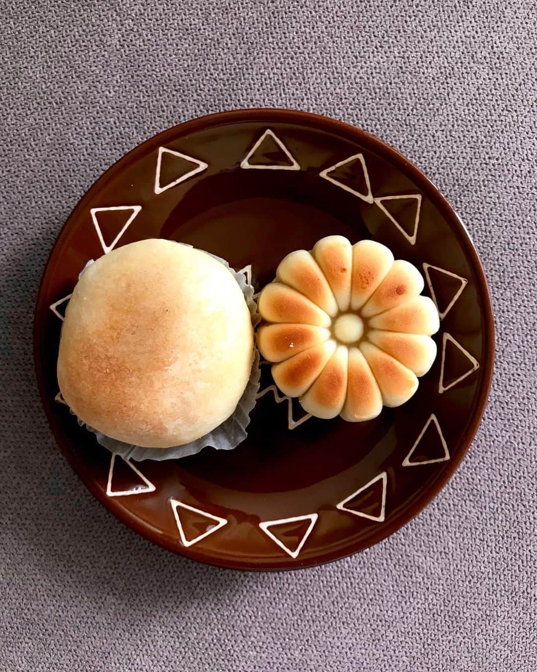 Li Tian の雑貨屋さんのインスタグラム写真 - (Li Tian の雑貨屋Instagram)「Interesting and pretty handcrafted pastries from Taichung-originated 陳允寶泉 which has been creating pastries since 1908.   (Left) 小月餅 - encased within this round buttery pastry is a crumbly milk scented filling. Loved this very much as it tastes like eating a milk tau sar piah   (Right) 桃山香柚 - a Japanese inspired wagashi of yuzu infused bean paste. Perfect for pairing with tea.   Truly bliss in every bite   • • • • #singapore #taiwan #desserts #igersjp #yummy #love #sgfood #foodporn #igsg #ケーキ  #instafood #gourmet #beautifulcuisines #onthetable #bonappetit #cafe #cake #f52grams #bake #sgcakes #スイーツ #cakes #feedfeed #pastry #sgcafe #cake  #mooncakes #stayhomesg #月餅 #陳允寶泉」9月6日 10時53分 - dairyandcream