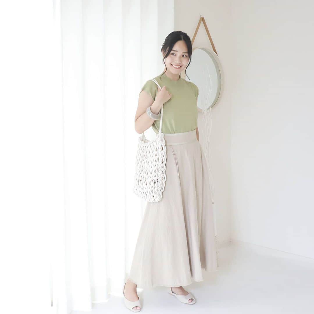 Eri Satoのインスタグラム：「palegreen×beigeコーデ · tops: @titivatejp skirt: @thirtysan bag: @discoat_official shoes: @outletshoes_official · トップスは去年の、 スカートはファミセで☺️ リネンのフレアースカートが欲しかったので、見つけた時は嬉しかった💛 · 今日から新しい仮面ライダー始まりましたねー！ 息子はかっこいいってずっと言ってた😂 私はゼロワンの或人とイズが好きだったので寂しいです😭笑 ·  #高身長コーデ#ママコーデ#カジュアルコーデ #夏コーデ#fashion#ootd#outfit#code#coordinate#style#ファッション#コーディネート#コーデ#プチプラ#プチプラコーデ#シンプルコーデ#mamagirl#locari#partegram#カジュアル#お洒落さんと繋がりたい」