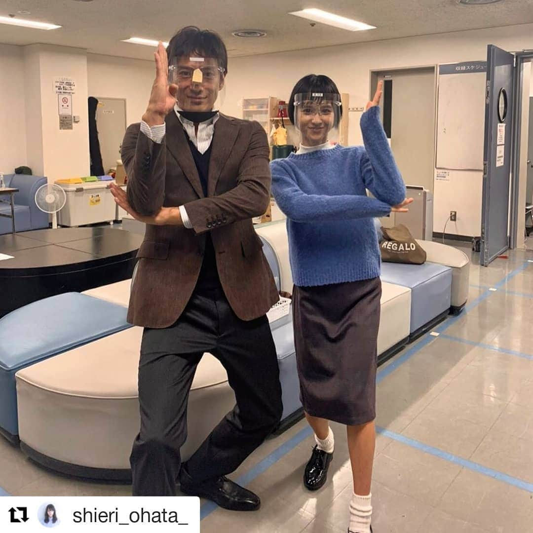 未満警察 ミッドナイトランナー【公式】のインスタグラム：「#Repost @shieri_ohata_ (@get_repost) ・・・ 👨‍👩‍👧‍👧  #未満警察ミッドナイトランナー #謎のポーズ笑」