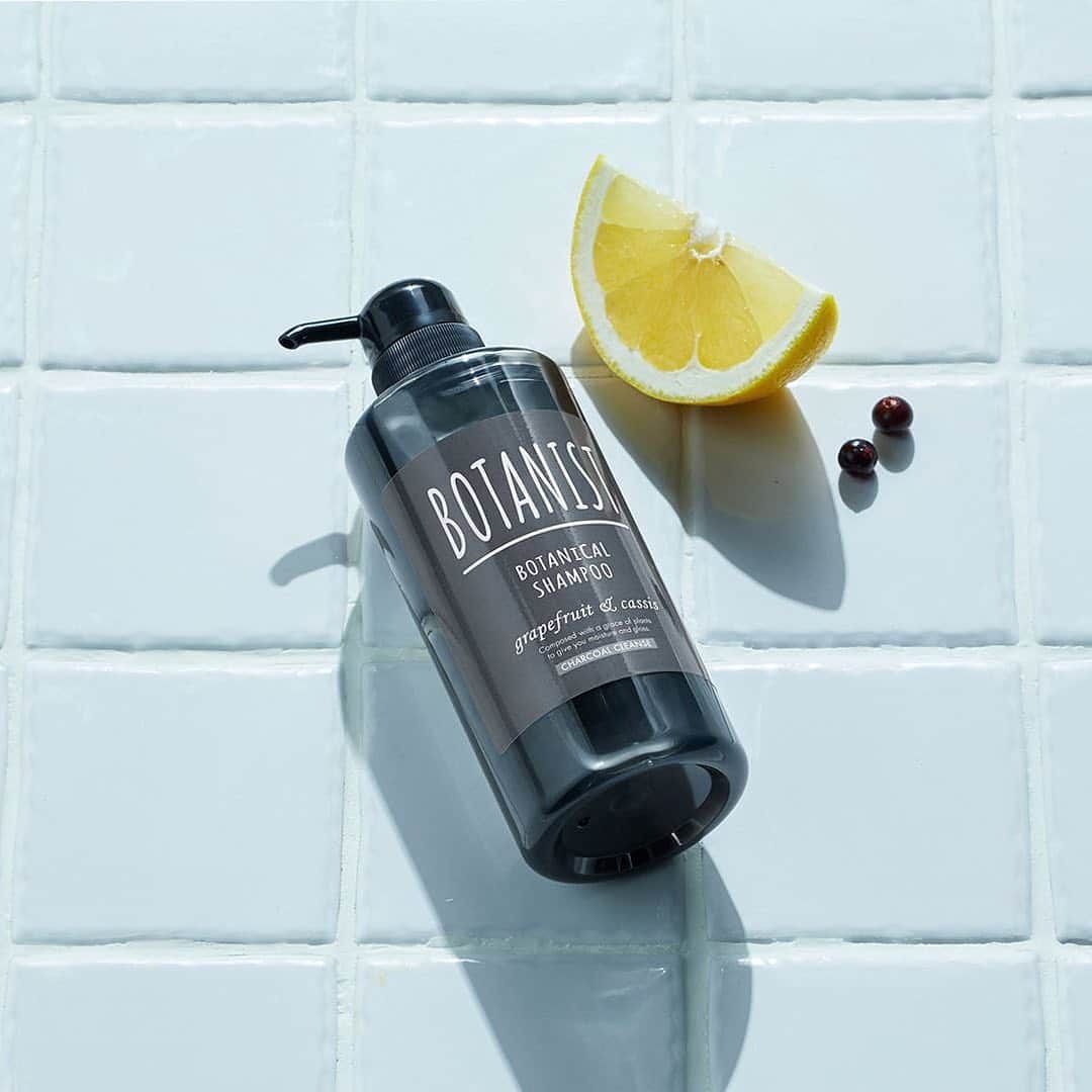 BOTANIST GLOBALのインスタグラム：「Did you know that there is a memorial day in Japan called "Black Day" on September 6? It's a play on the Japanese word "ku (9) lo (6)" and falls on September 6th every year.  Today, we want to recommend this black series.  <Botanical Charcoal Cleanse Series> ✔︎ With 2 types of charcoal*, it absorbs dirt and cleanses the scalp! ✔︎ With a menthol formula for a refreshing cool feeling ✔︎ Shampoo with Grapefruit & Cassis fragrance and treatment with Bergamot & Rosemary fragrance. If you are experiencing a sticky scalp, why not give it a try?  Stay Simple. Live Simple. #BOTANIST ⠀ ⠀ 🛀@botanist_official 🗼@botanist_tokyo 🇨🇳@botanist_chinese」