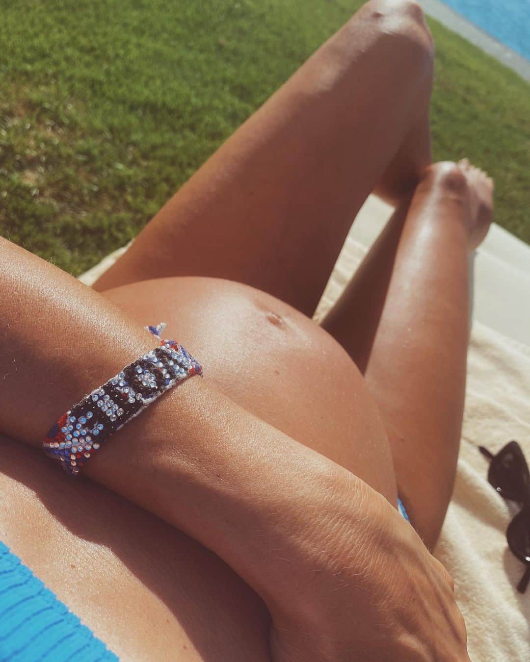 ダニジョーのインスタグラム：「THIS BABY IS REGISTERED TO 🗳 VOTE. Are you? Tap to shop the VOTE bracelet - $10 of each bracelet goes to @whenweallvote to get people voting! 🇺🇸 #vote #BabyZ #27weeks」