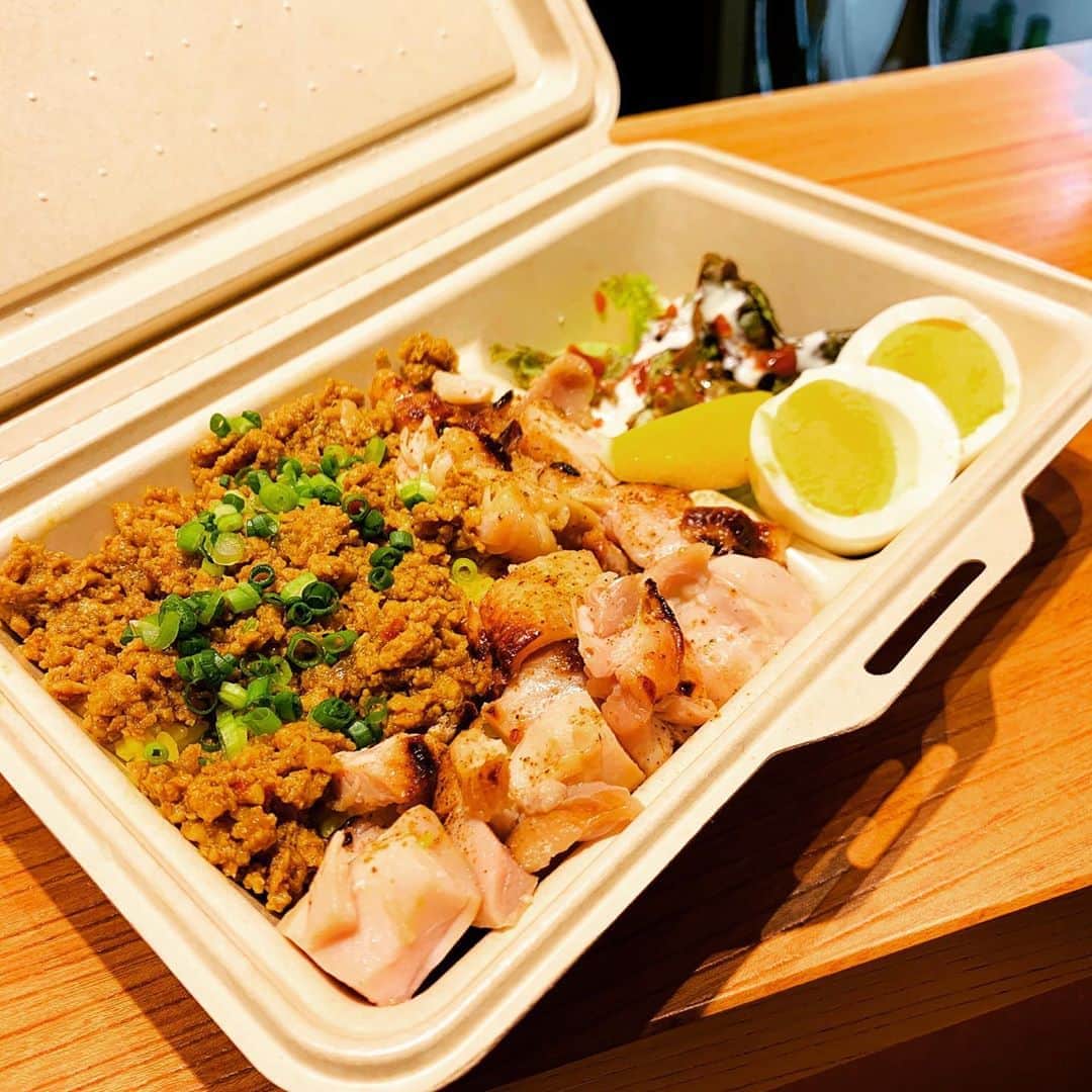 魚金さんのインスタグラム写真 - (魚金Instagram)「魚金醸造スタンドにて好評のチキンオーバーライス‼️ 本日も販売しております！ クラフトビールと一緒にテイクアウトしてお昼ご飯にいかがですか🤤❤️  本日もお待ちしております！！ #uokinstagram#uokin#魚金#東京グルメ#チキンオーバーライス#chickenoverrice#spicy#スパイシー#鶏肉レシピ#高タンパク低カロリー#美味しいもの#お弁当#テイクアウト#魚好きな人と繋がりたい#nyc#レモンサワー#ハイボール#クラフトビール#魚金醸造#神田#神田グルメ」9月6日 11時12分 - uokin_koho