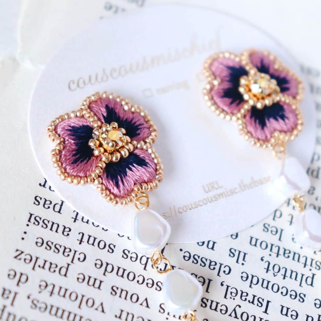 handmade shopのインスタグラム：「ただ今online shopオープン中です❤️﻿ ﻿ プロフィールのリンクからご覧ください﻿ ﻿ 毎回人気のパンジーデザインは﻿ 残り少なくなっています👼﻿ ﻿ 悩まれている方は﻿ ぜひお早めに🥰﻿ ﻿ コンビニ払いや銀行振込みの方は﻿ ご入金忘れのないようお願いいたします🙏﻿ ﻿ 引き続きonline shopは﻿ オープンしておりますので﻿ お買い物をお楽しみください🌟」