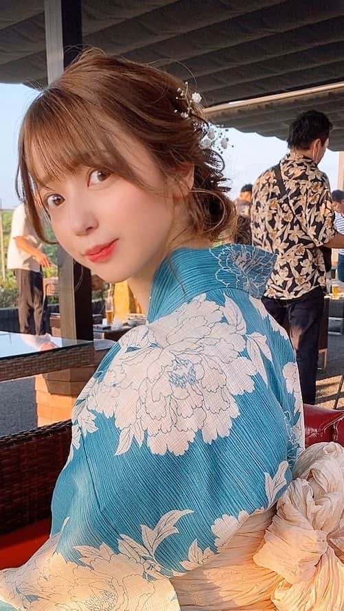 YUMIのインスタグラム：「水色の浴衣🤣🎐 みんな台風気をつけてね🥺 #浴衣#浴衣ヘアアレンジ#ヘアアレンジ #リール#彼女感#かすみ草 #浴衣デート#ビアガーデン#アゴーラ」