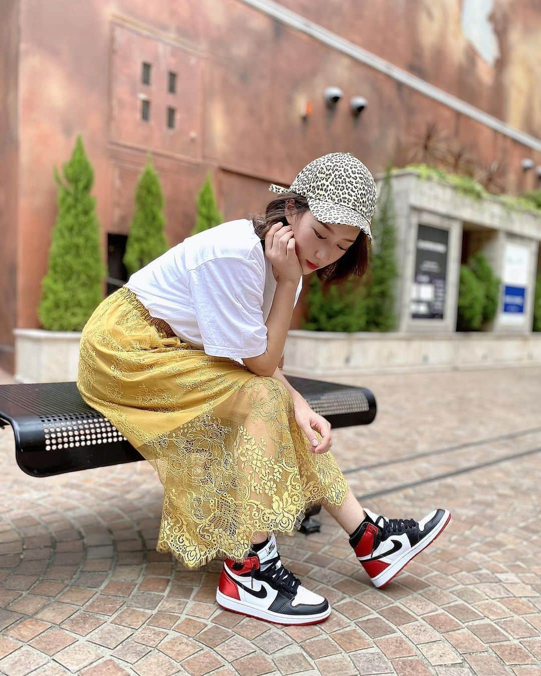 高辻千夏さんのインスタグラム写真 - (高辻千夏Instagram)「💛﻿ ﻿ ﻿ my outfit … ﻿ ﻿ ﻿ tops: #supreme #smallboxlogotee﻿ skirt: #avanlily ﻿ shoes: #nike #aj1blacktoe satin ﻿  ﻿ 遂にジョーダンデビュー。つま黒ちゃん👟❤︎﻿ ﻿ この歳になって、スニーカーにハマるという…👟笑﻿ ﻿ ﻿ ガチガチの #スニーカー女子　ではないけど､､､﻿ ﻿ 大目に見てください🤣🤣💕笑﻿ ﻿ ﻿ ﻿ ﻿ ﻿ ﻿ ﻿ ﻿ #ootd #outfit #nikeairjordan1 #スニーカーコーデ #ナイキ女子 #ナイキコーデ #スト女子 #つま黒 #ストリート系女子 #スニーカー好きと繋がりたい #スニーカーヘッズ #エアジョーダン1 #ジャパスニ女子 #足元倶楽部 #ファッション #スニ女 #スニばか日誌 #오오티디 #패션 #나이키 #운동화 #에어조던 #좋아요반사 #데일리룩」9月6日 22時15分 - chinatsujk