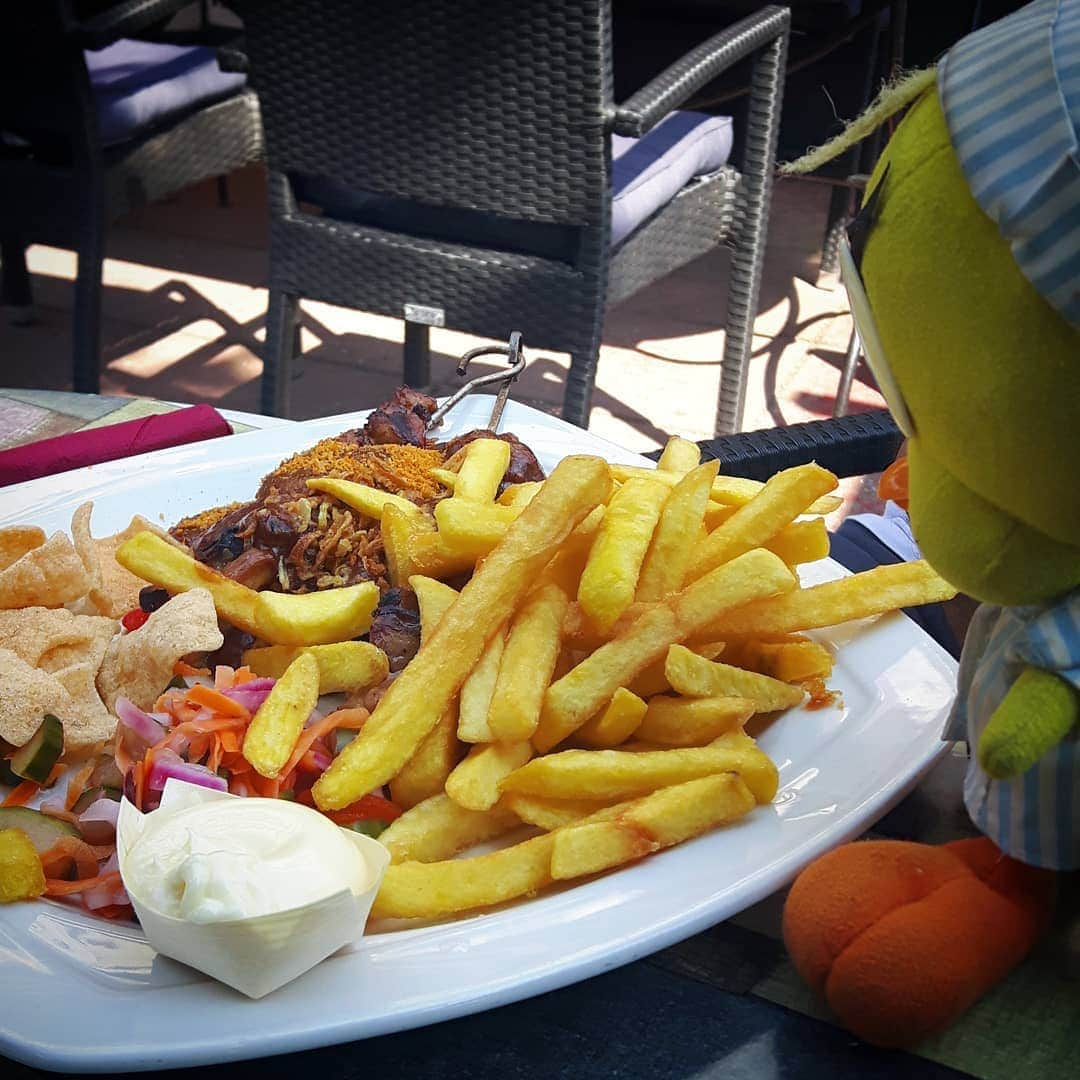 Little Yellow Birdさんのインスタグラム写真 - (Little Yellow BirdInstagram)「Making the most of Sunday with sate & French fries!!! #littleyellowbird #tweety #tweetykweelapis #adventures #yellow #bird #weekend #sunday #sundayevening #dinner #sate #satay #chicken #frenchfries #fries #patat #mayonaise #tbruggetje #loosdrecht #stuffedanimalsofinstagram #plushiesofinstagram」9月6日 22時16分 - tweetykweelapis