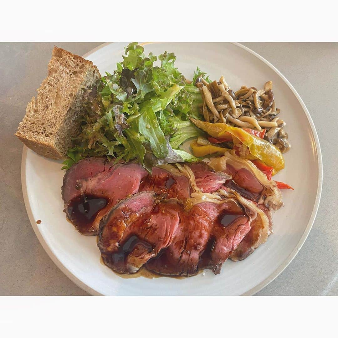 SAYAKA（BsGirls）さんのインスタグラム写真 - (SAYAKA（BsGirls）Instagram)「. .  今日の遅めのlunch🥓🥗♡  ちょうど食べてる時に、 吉田正尚選手のホームランの通知が！！！！😭✨  舞い上がりました〜♥️  そしてバファローズの勝利☺️🤘💫 連敗stopできて良かった(^^)  来週からまた対戦相手が変わっての ビジターゲームです！🔥 皆さんチームへ熱い熱いご声援宜しくお願いします😌🌈  ゆっくり休んで、 明日からまた新しい1週間頑張りましょうね🧸♡  #オリックス #BsGirls #Bs2020#baseball #プロ野球 #超革新的 #ORIX #buffaloes #京セラドーム大阪 #sayaka_354 #sayaka #vocal #performance #avex  #lunch」9月6日 22時16分 - sayaka_bsgirls_354