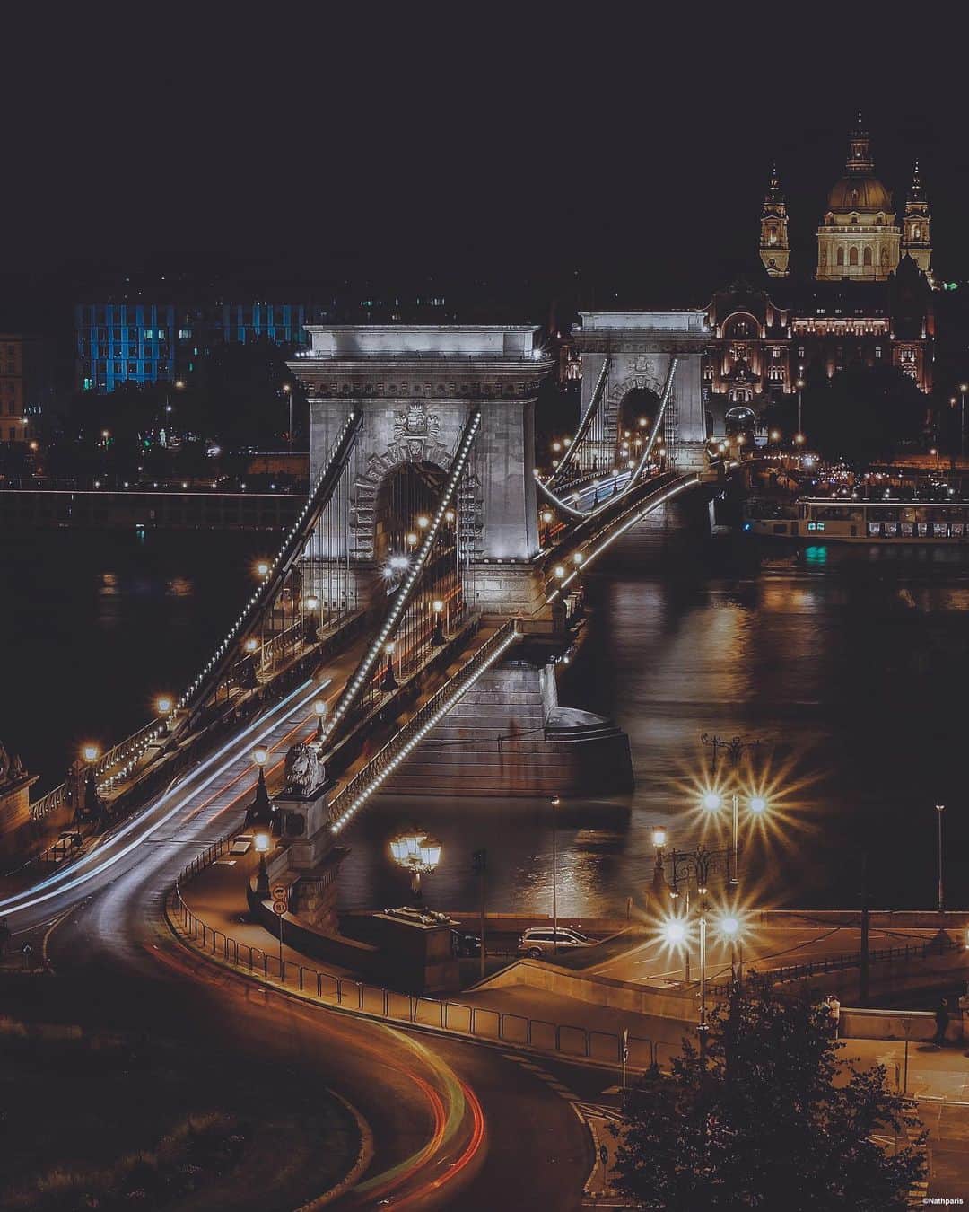 nathparisのインスタグラム：「BUDAPEST BY NIGHT 🌙 . Retour sur ce magnifique voyage à Budapest en 2016. Un peu d’histoire, Obuda, Buda et Pest se sont unies définitivement pour prendre finalement le nom de Budapest en 1873. Bon dimanche💛 . Back on this magnificent trip to Budapest in 2016. A bit of history, Obuda, Buda and Pest came together to finally take the name Budapest in 1873. Have a good Sunday 💛」