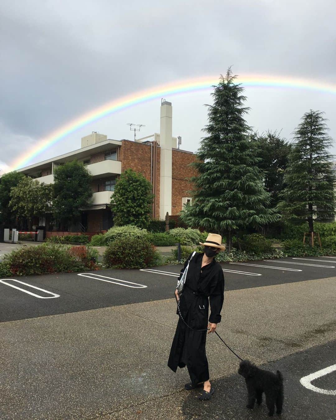 萬田久子さんのインスタグラム写真 - (萬田久子Instagram)「お散歩の途中雨に降られブスっとしていたら、﻿ 後ろから『不貞腐れ禁物❗️』と聞こえたので振り向くと🌈﻿ ﻿ #今日の出来事﻿ #虹﻿ #rainbow🌈﻿ #お散歩﻿ #萬田久子」9月6日 22時17分 - hisako.manda_official