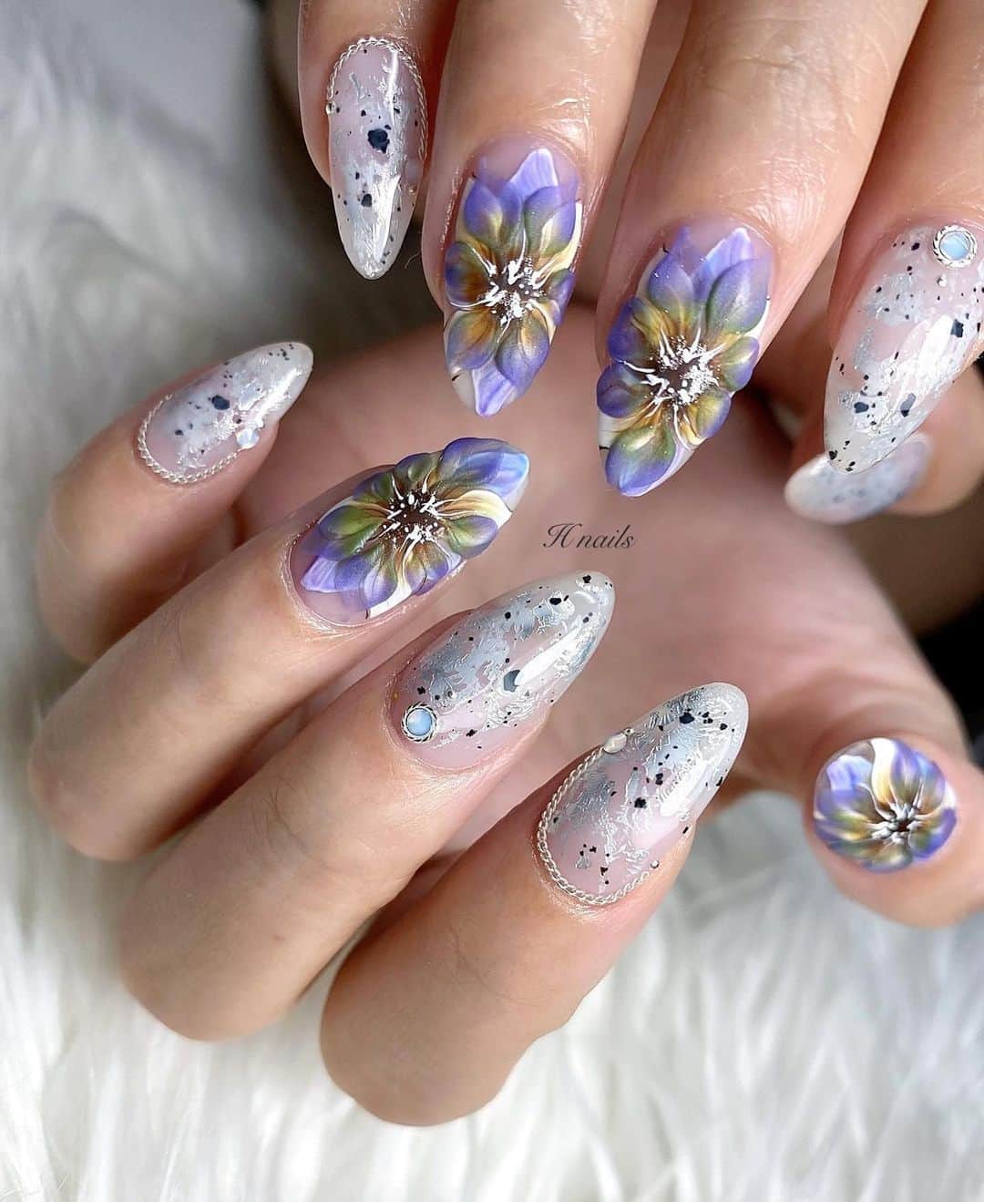 Icegel Nailさんのインスタグラム写真 - (Icegel NailInstagram)「#아이스젤 #달마시안젤 1176 화이트컬러로 럭셔리 아트를 완성 해 주셨어요! 🤩🤩🤩  #repost @itohanako ・・・ ・ ・ ✼ありがとうございました✼ ……………………………… @icegel_japan ・ @icegelnail ・ ⬆︎⬆︎⬆︎ ダルメシアンジェル 1176使用 ……………………………… @kiranail.official ・ ⬆︎⬆︎⬆︎ シルバーチェーン 0.5mm ………………………………  @nailshoptat ・ ✼ TATオンラインセミナー デザイン 9月29日　火曜 ……………………………… 1部  10:00-12:00 ◆ミスティックフィオーレ ……………………………… #オンラインセミナー #フラワーネイル #flowernails #ネイル　#nails #naildesign #ネイルデザイン」9月6日 22時19分 - icegelnail