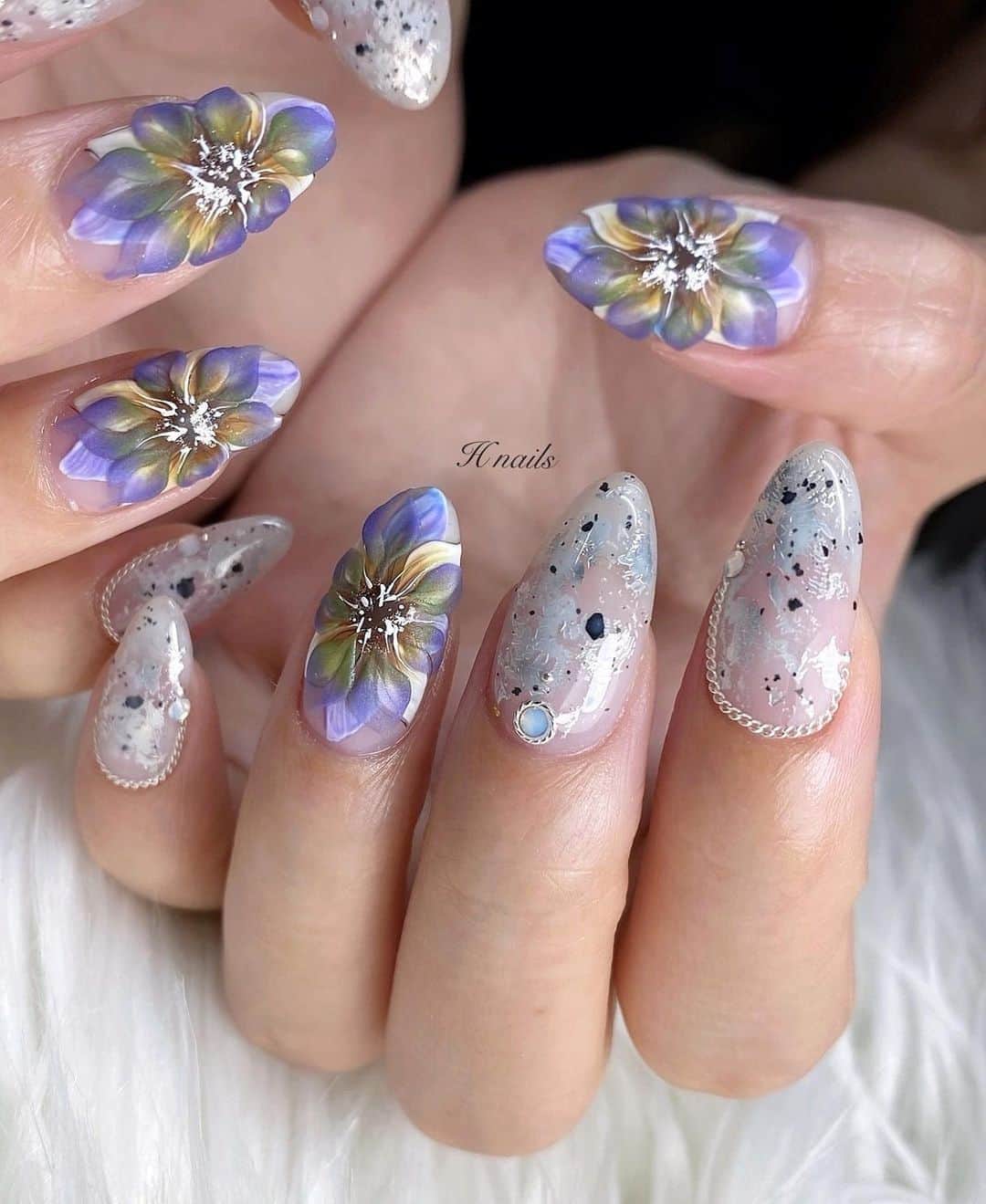 Icegel Nailさんのインスタグラム写真 - (Icegel NailInstagram)「#아이스젤 #달마시안젤 1176 화이트컬러로 럭셔리 아트를 완성 해 주셨어요! 🤩🤩🤩  #repost @itohanako ・・・ ・ ・ ✼ありがとうございました✼ ……………………………… @icegel_japan ・ @icegelnail ・ ⬆︎⬆︎⬆︎ ダルメシアンジェル 1176使用 ……………………………… @kiranail.official ・ ⬆︎⬆︎⬆︎ シルバーチェーン 0.5mm ………………………………  @nailshoptat ・ ✼ TATオンラインセミナー デザイン 9月29日　火曜 ……………………………… 1部  10:00-12:00 ◆ミスティックフィオーレ ……………………………… #オンラインセミナー #フラワーネイル #flowernails #ネイル　#nails #naildesign #ネイルデザイン」9月6日 22時19分 - icegelnail