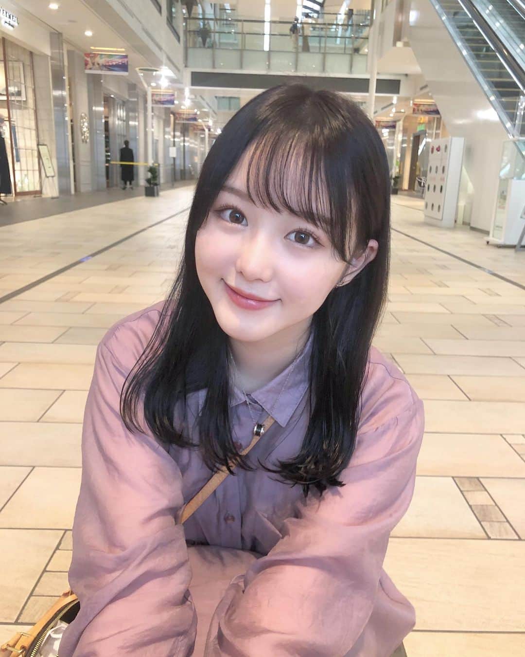 伊藤小春のインスタグラム：「・﻿ 自分的には結構ばっさり切ったのに﻿ あまり気づかれません（さみしい）﻿ ﻿ ﻿ 私が髪を切るか伸ばすかは、美容院に行く前に「アイドル時代の小嶋さん」か「現在の小嶋さん」どちらを見たかで決まります！笑﻿ ﻿ ﻿ #ミディアム　❔　#ミディアムロング　❔﻿ #ヘアカット　#暗髪﻿ ﻿ ﻿ ﻿ 最近ちょっとバタバタしてて…﻿ 投稿少なくてごめんね😣💧」