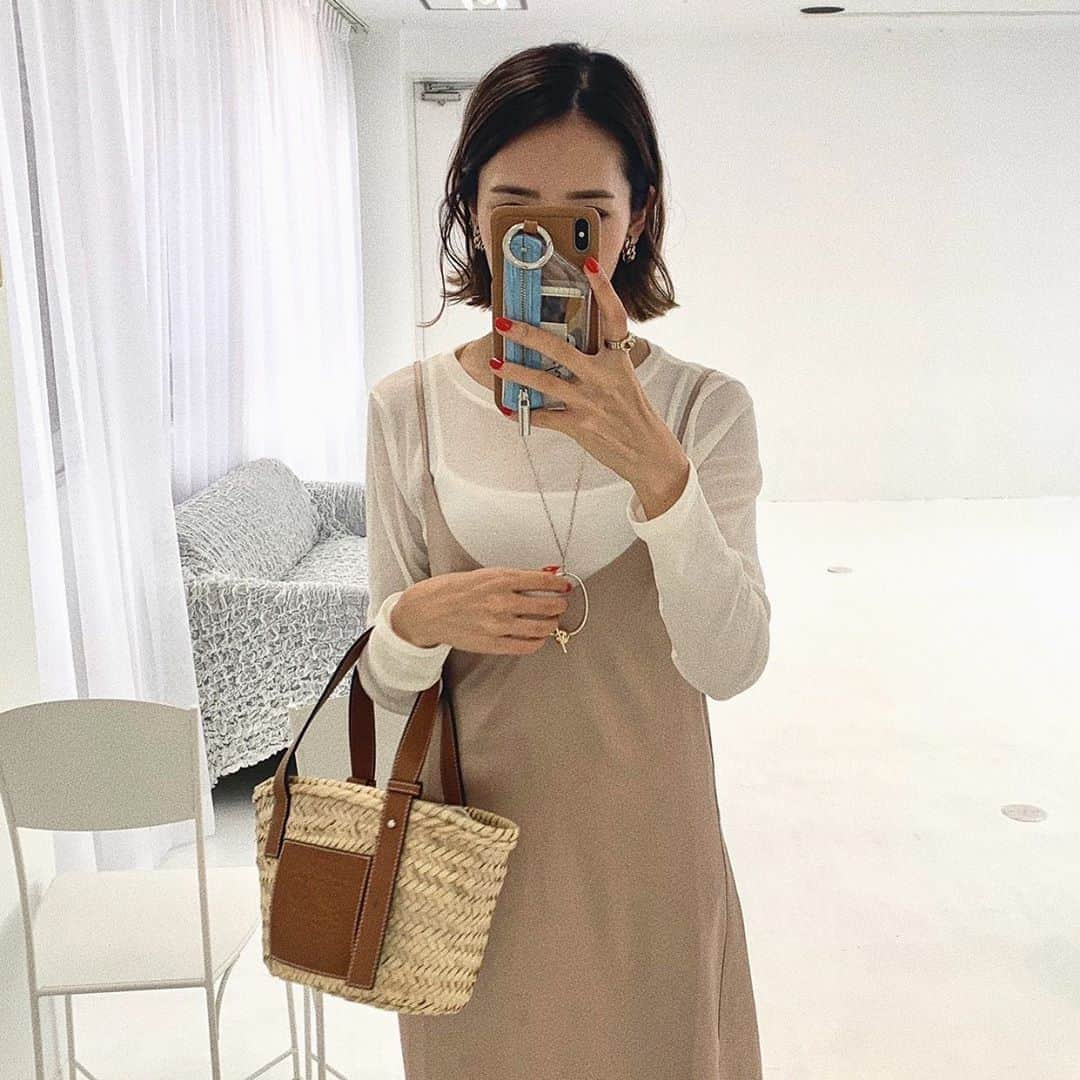 miheeさんのインスタグラム写真 - (miheeInstagram)「ootd ㅤ ㅤ beige × white 🤍 ㅤ ㅤ tops / onepiece : @__mihi__  accessory : @seadsmara  bag : @loewe  ㅤ ㅤ」9月6日 20時53分 - __mihi__