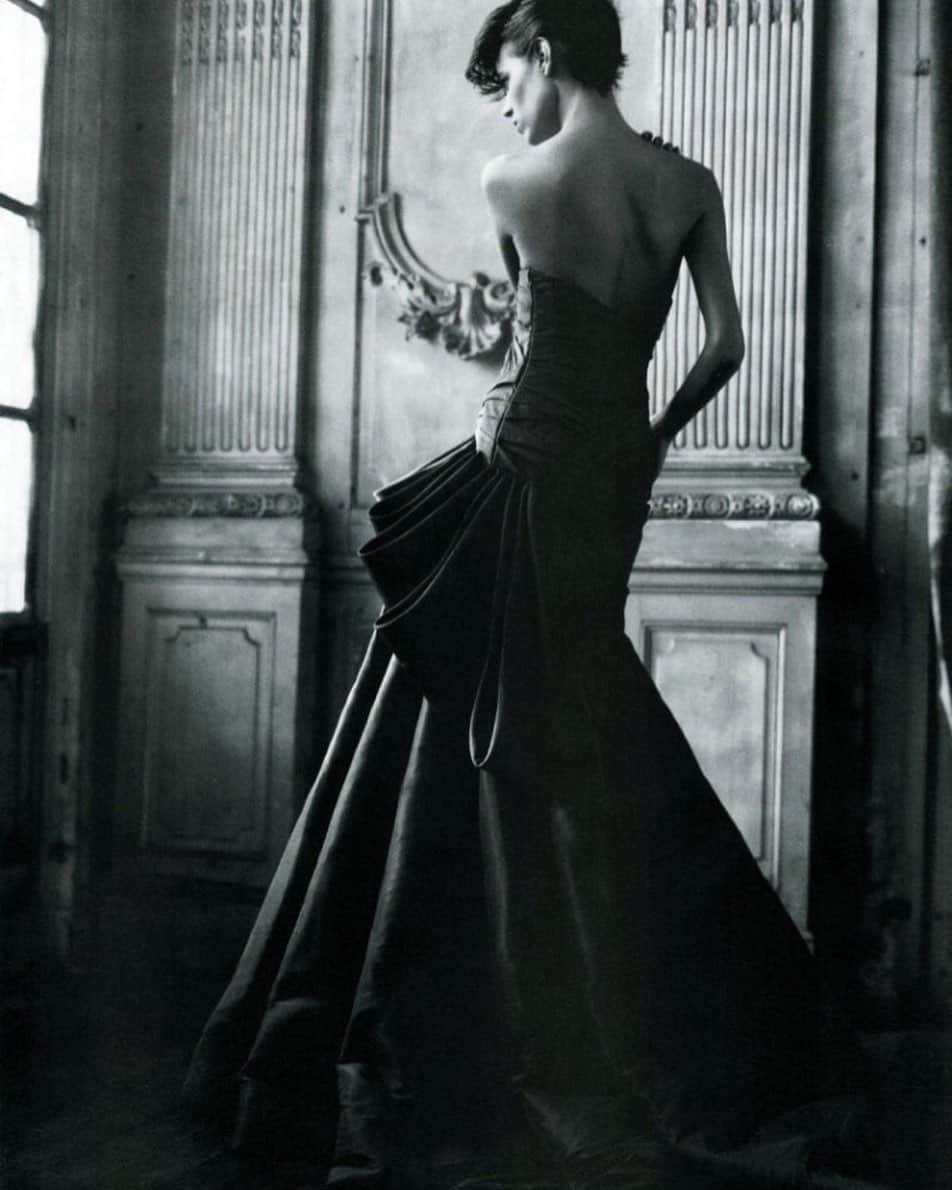 のインスタグラム：「Freja Beha Erichsen, by Paolo Roversi, Vogue Italia, March 2008  クチュールドレスをクールに。  #mood #frejabehaerichsen #paoloroversi #vogueitalia #vogue #2000sfashion #mode #fashion #art #style #fashionphotography #monochrome #photography #fashionmagazine #fashioneditorial #今日の一枚 #ヴォーグイタリア #パオロロベルシ #フレジャベハエリクセン #フライヤベハエリクセン #ヴォーグ #2000年代ファッション #ファッション #モード #クチュール #アート #ファッションフォト #ファッションエディトリアル #今日のムード #スタイル」