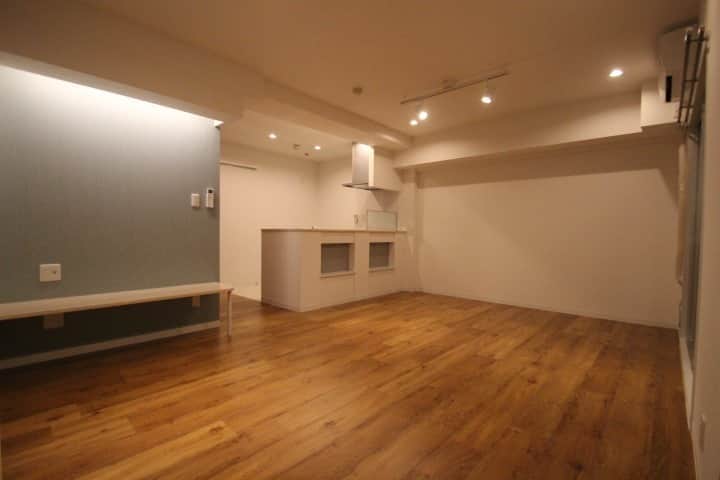 ALLHOUSE R×Lのインスタグラム：「テレビカウンターと間接照明のあるお部屋。⁠ ．⁠ キャビネットいらずでお部屋の家具のレイアウトも楽ちんです。⁠ .⁠ 夜は間接照明だけにして映画鑑賞なんて雰囲気出て良いです！⁠ .⁠ .⁠ ----------------------------------------------⁠ その他施工事例はコチラ☞@allhouse_pm　⁠ ----------------------------------------------⁠ .⁠ .⁠ .⁠ .⁠ .⁠ .⁠ #リビング #テレビカウンター #間接照明 #対面キッチン⁠ #オールハウス #オールハウスPM #賃貸 #広島賃貸 #賃貸住宅 #賃貸物件 #住まい #プロパティマネジメント #デザイナーズ賃貸 #賃貸リノベーション #リノベーション #リフォーム #無垢フローリング #アクセントクロス #建築 #工務店 #インテリア #賃貸暮らし #家主 #賃貸経営 #おうち時間 #ステイホーム #renovation #reform #DIY #design」