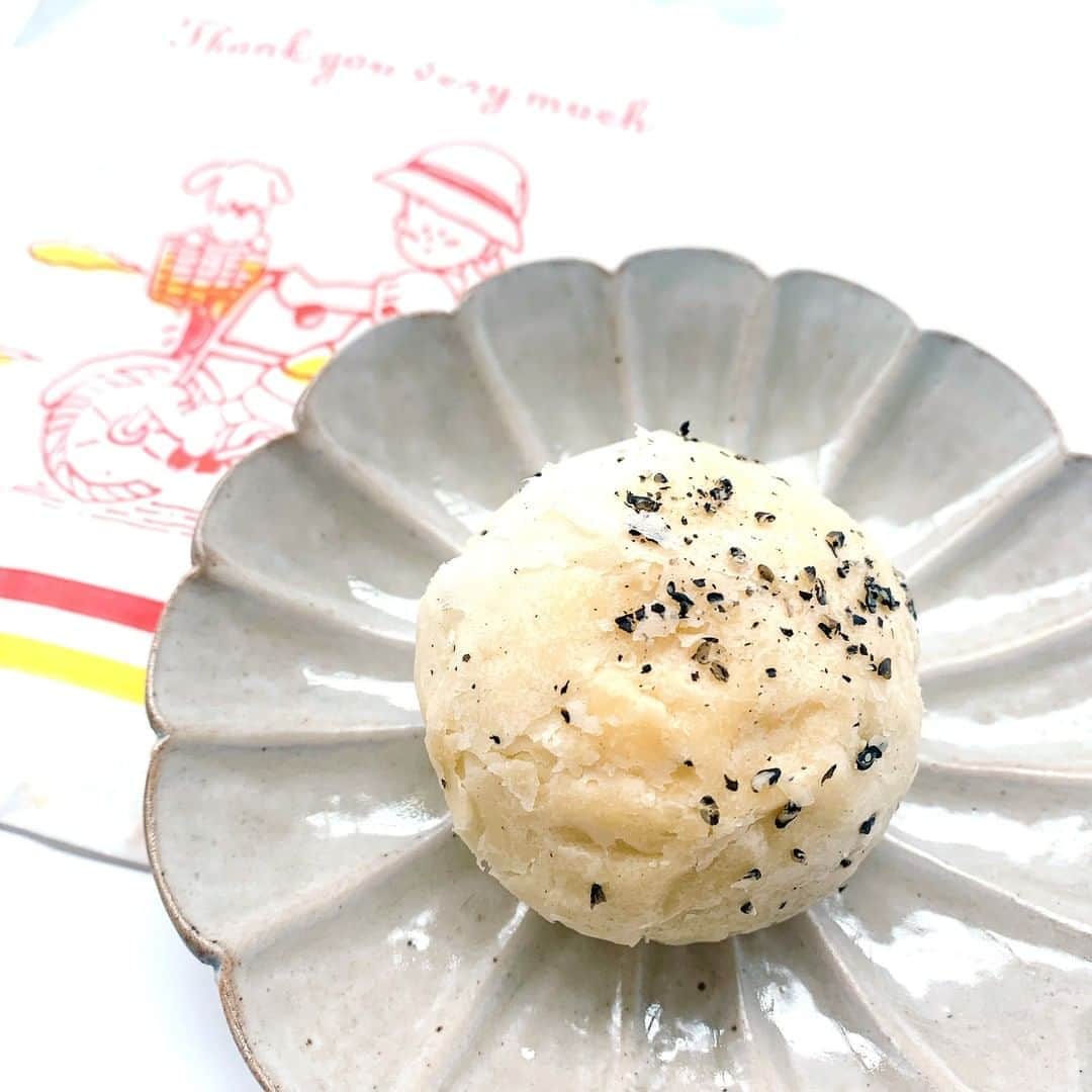 のインスタグラム：「ギッシギシに餡が入った #東京豆漿生活 の #胡麻餅 をいただきました。餡というよりはほぼそのまま胡麻！ 皮は層になっていてパイのようにパリパリです。異国の味を噛み締めていると、旅行に行けない辛さが慰められました😊（編集U）  #東京豆漿生活 #胡麻餅 #台湾 #五反田 #SPUR #おやつ #SPURおやつ部 #おやつタイム #今日のおやつ #treats #spurmagazine #3時のおやつ #おやつのじかん #おやつの時間 #もち #餅 #ごま #胡麻 #ゴマ #台湾スイーツ #taiwansweets #taiwan #胡麻餡 #餡」