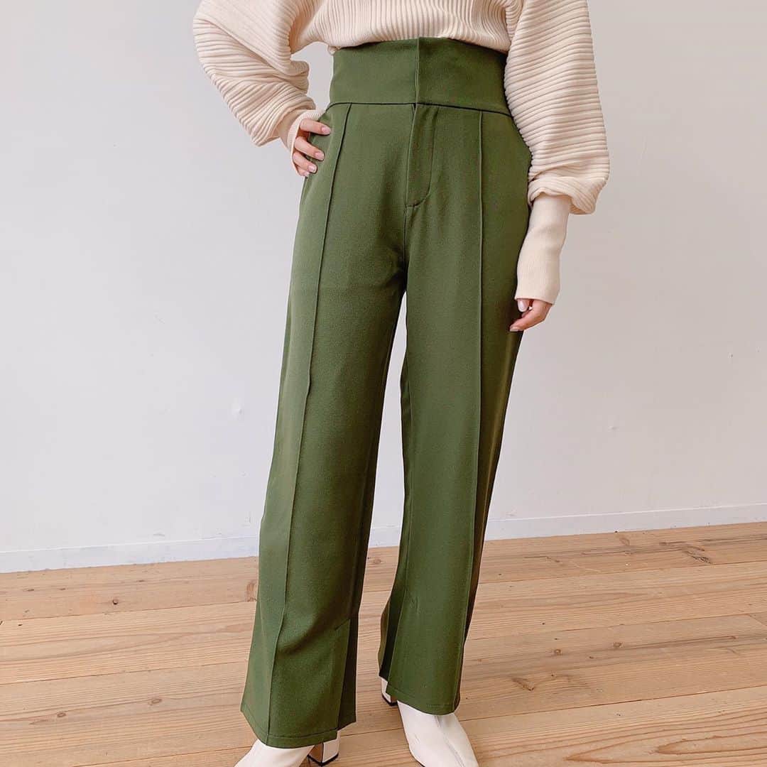 Vannie Officialのインスタグラム：「⠀  【VANNIE U 　スタイルアップカラーパンツ】3,700+tax ⠀ ⠀  《styling》 秋カラーが今の気分にぴったり♪細部までかわいいハイウエストパンツ。 後ろウエストには見た目にもかわいいレースアップが施されているのでトップスをINしたスタイルや、短めのニットなどを合わてリボンを見せるコーデがオススメ♡ ⠀ ⠀  《detail》 ハイウエストで腰高効果抜群◎ ラインを拾わないゆとりのあるワイドシルエットでありながら、腰回りはラインにキレイに沿うサイズ感にこだわりました◎ トレンドのセンタープリーツや裾のベンツ仕様で可愛さの中にモード感のある一枚♪ 後ろウエストはシャーリングゴム+レースアップでぴったりなサイズに調節可能です。 ⠀ ⠀ 《fabric》 オールシーズンで着用可能な透けない素材 ⠀ ⠀ ⠀ #vannie_u#ヴァニーユー #ZOZOでしか買えない⠀⠀ お問い合わせはコメントまたはDMまでご連絡ください‪‪☺︎‬」