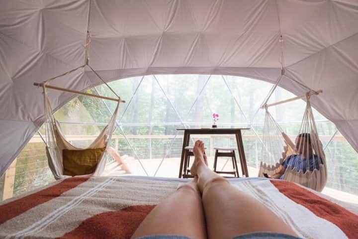 HGTVさんのインスタグラム写真 - (HGTVInstagram)「Head to Kentucky's Red River Gorge (@redrivergorge) treehouse village to inspire your own boho cool design at home. ✌️ 🌳 Get the feeling of floating in the treeline when you take a nap in the Puma Dome's queen sized bed. 😌 Find more minimalist design that allows nature to take center stage when you visit the link in our profile. 🔝⁠ ⁠ #redrivergorge #RRG #camping #boho #nature #design」9月6日 21時01分 - hgtv