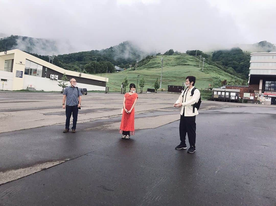 北原里英さんのインスタグラム写真 - (北原里英Instagram)「🚌 ローカル路線バス乗り継ぎの旅Z 4日間の衣装です👟 大変な旅だったもので写真のない日がございましてすみません🥺 オンエアでご確認くださいっ♡ .  ★1日目  ニット・パンツ @createclair  ★2日目  半袖ニット @akte_official キャミソール・デニム @valmuer_official  ★3日目  トップス @furuta_official ワンピース @valmuer_official  アクセサリー(全て) @auroragran  ★4日目  トップス @furuta_official デニム @valmuer_official . 4枚目の写真は よく見たら 田中要次さんがいます。 見えるかな？ . . #北海道  #知床 #知床半島」9月6日 21時00分 - rie_kitahara_3