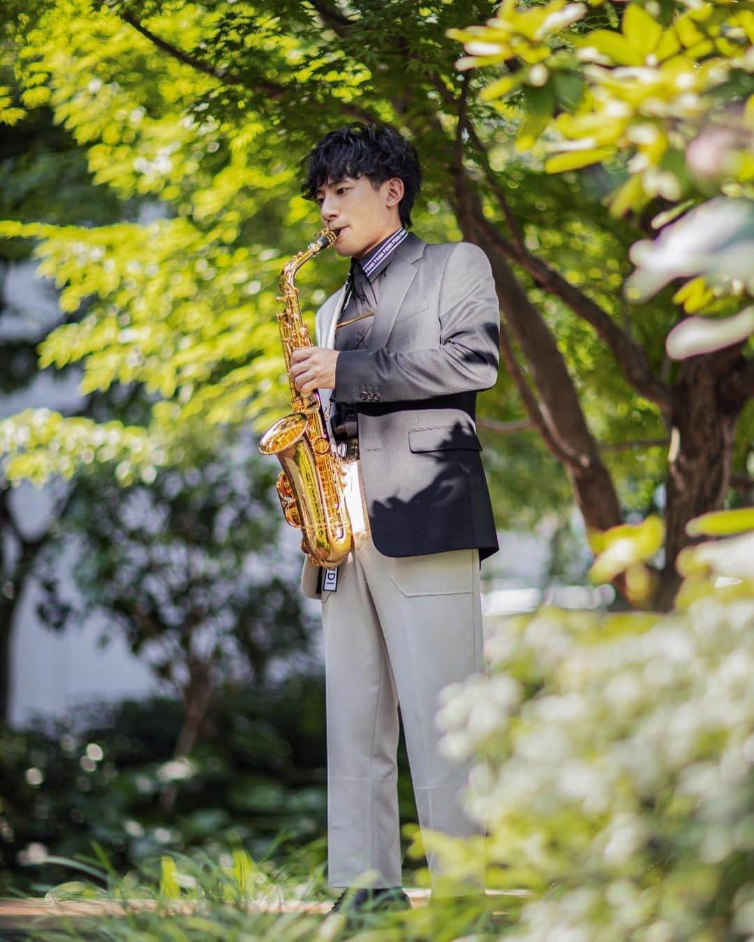 Fendiさんのインスタグラム写真 - (FendiInstagram)「For the third edition of the #FendiAnimaMundi series, violinist @rio__vn and saxophonist @koheiueno_sax, from the @tokyo_geidai, interpret the Finale of Gioachino Rossini’s William Tell Overture. An expression of creativity, hope for the future and unity through individuality - relive the event on Fendi.com #FendiRenaissance」9月6日 21時01分 - fendi