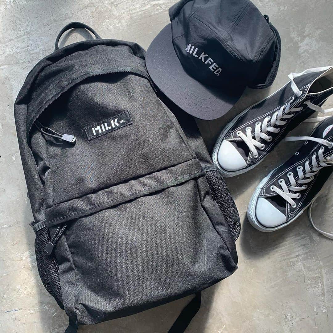 のインスタグラム：「＼BIG BACKPACK ／﻿ ﻿ 定番人気のリュックは﻿ 通勤・通学の普段使いと、﻿ 多彩な場面で大活躍な大容量！﻿ 男女問わず使えるデザインなので、﻿ お友達、カップルでお揃いや﻿ ママやパパまで使って欲しいシンプルアイテム！﻿ ﻿ 画像をタップして商品情報をチェック🏷✔︎ ﻿ ﻿ キャップはこれから発売のアイテム。 お楽しみに♥️ ﻿ ┈┈通販サイトはこちら┈┈﻿ ・Official online store calif﻿ ・ZOZOTOWN ﻿ 悩んだときはお気に入り登録！﻿ ┈┈┈┈┈┈┈┈┈┈┈┈┈﻿ ﻿ #milkfed #milkfedjp﻿ #ミルクフェド ﻿ #ガーリーストリート」