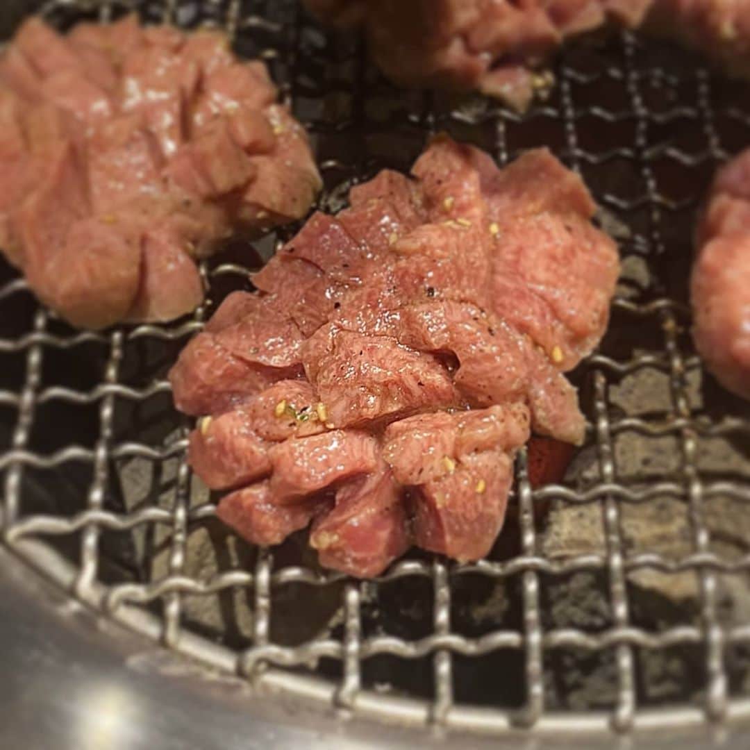 雨宮めるさんのインスタグラム写真 - (雨宮めるInstagram)「. 初来店の焼肉屋 赤坂のKABUN_CHIKA  タンだけでも種類あって食べ応えあった♡  #焼き肉 #焼肉 #赤坂焼肉 #人気焼肉店 #赤坂グルメ #港区グルメ #赤坂韓国料理 #赤坂居酒屋 #外食 #大人飲み #kabun #kabunchika #カブンチカ #カブン #肉食女子 #焼肉大好き #焼肉好きな人と繋がりたい #毎日焼肉食べたい #焼肉屋 #焼肉好き #焼肉女子 #肉食女子 #タン #タンは厚切り派 #厚切りタン #飯テロ #yakiniku #japaneseyakiniku #akasakagourmet」9月6日 21時01分 - amamiya_melty