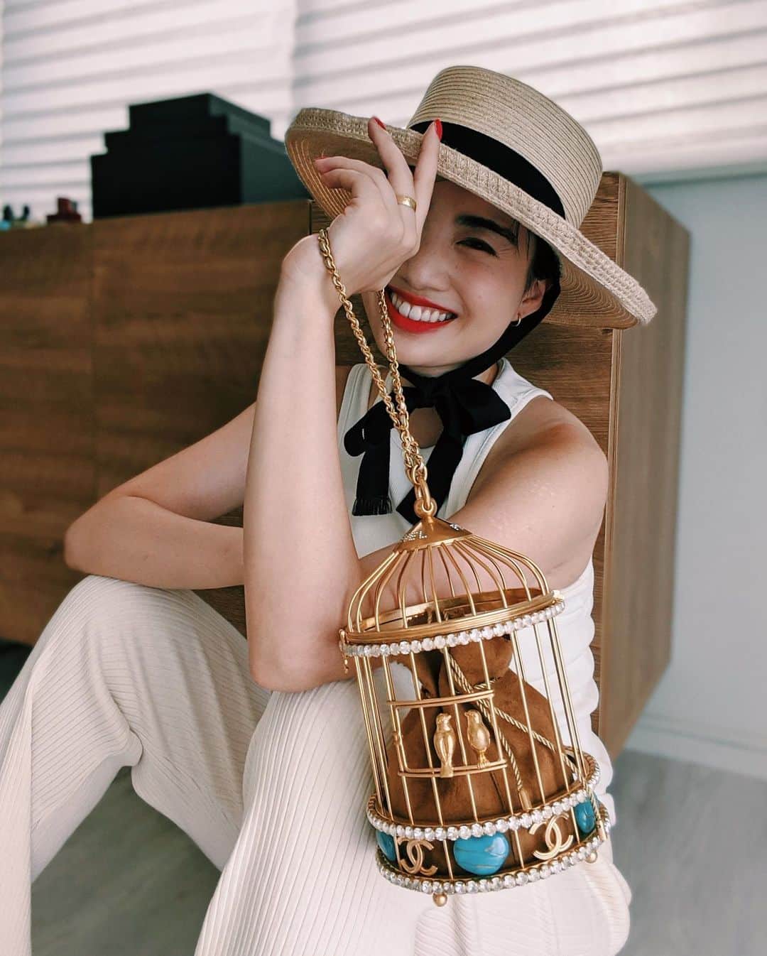 渡邉香織のインスタグラム：「巡ってきた幸運は大切に鳥かごに🕊 ガブリエルのアパルトマンにあった鳥かごそのままの美しいミノディエール。パリ行きたい🇫🇷😣🥰 @chanelofficial #CHANELmetiersdart」