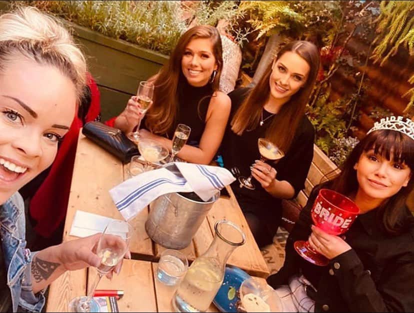 ニッキー・サンダーソンのインスタグラム：「When last minute invites turn out to be this.... 💗  #happyhen #girls #friends #love #drinks #celebration #wedding #bridetobe #girlies #beautifulbride」