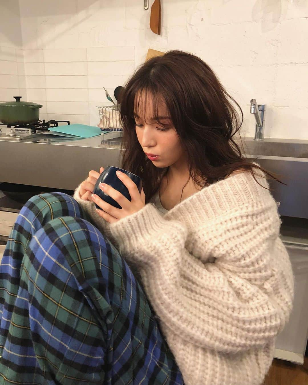 傳谷英里香さんのインスタグラム写真 - (傳谷英里香Instagram)「.﻿ カレンダーのオフショット☕︎﻿ ﻿ 秋はまだですかい😗﻿ ﻿ 今日は涼しいけど﻿ また暑い日が続くようで。﻿ ﻿ 待ち遠しいな🍂」9月6日 21時08分 - erika_denya