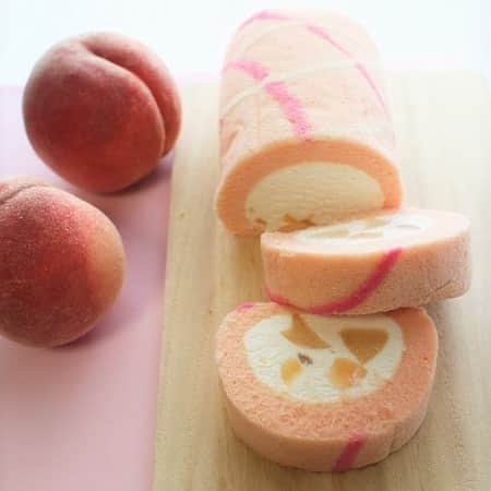 Shinkinedo Group inc.さんのインスタグラム写真 - (Shinkinedo Group inc.Instagram)「. .Rolls New York  🍑Rolls Peach🍑 . 今、旬の桃をたっぷり使った… 桃のロールケーキ… . フルーティーなクリームには桃の果肉が入っていて、ジューシーなピーチの風味が広がります。 . 見た目も可愛いピンクのケーキは，インスタ映えしますよ . 女子会のデザートにいかが。 . . 価格1,512円 (税込) . https://item.rakuten.co.jp/shinkinedo/a-a875-1/ . . .  #新杵堂 #ケーキ好きな人と繋がりたい#ピンク好きな人と繋がりたい#ロールケーキ#おうち時間　#ピーチケーキ#おうちカフェ#桃 #ムース#おうちスイーツ#ピンク#フルーツケーキ#ハート#ショッキングピンク#ピンクのケーキ#ハートケーキ#ピンクスイーツ#ピーチ#peach #sweetspic  #sweetstagram #instadessert #푸드스타그램 #일본음식 #좋아요반사 #자신에게포상 #맞팔 #달콤한남자 #집스위」9月6日 21時09分 - shinkinedo