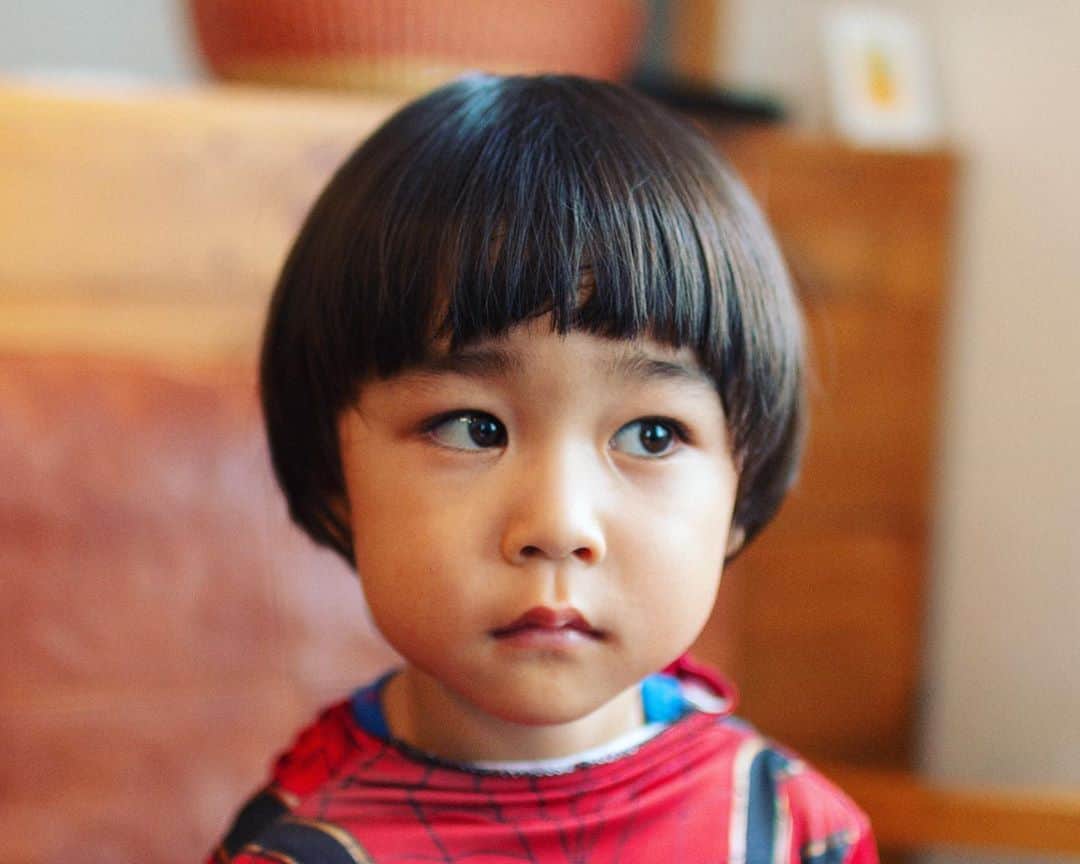 セソコマサユキのインスタグラム：「次男が４歳になったよ。 ・ ついさっきまで赤ちゃんだったような気がするのにもう４歳だって。最近はなぜかことあるごとに「ひとりじゃこわいー」「ひとりじゃできないー」が決まり文句で、なんでも一緒にやってもらいたがる甘えん坊ぶりだけど、そんなベタベタが嬉しくもあり。それでもできることもたくさん増えていて言葉も、行動も、ちょっとずつちゃんと成長してるんだなーと実感する毎日です。 ・ 余談だけど、先週虫垂炎（いわゆる盲腸ですね）で入院してました（連絡が滞ったみなさんごめんなさい）。夜中に病院に駆け込んで明け方の緊急手術。このご時世にすぐにオペしてもらえたのが不幸中の幸い、ついでにコロナも陰性でした。そして入院中は当然家族も面会禁止。 ・ 退院したらもうさっそく家中わーわーギャーギャーの大騒ぎ。おもちゃを取り合って喧嘩したり、昼寝を断固拒否した次男が夕方寝落ちし、寝起きの機嫌の悪いまま晩ご飯になったらたこ焼きにかけたソースがお皿に落ちたことが気に入らなくて泣き出したり、もうはちゃめちゃ。でも初めての手術と数日の入院のせいもあってか、この騒々しさの愛おしいことよ（おかげさまで僕はすっかり元気です）。 ・ そんなわけで、父ちゃんの事情で誕生会が延期になってしまってごめんよ（本人、まだ誕生日が来てないと思ってるのでご配慮よろしくお願いします）。まずはここでこっそりおめでとう。来週あらためて誕生会しようね。  #沖縄 #移住 #子育て」