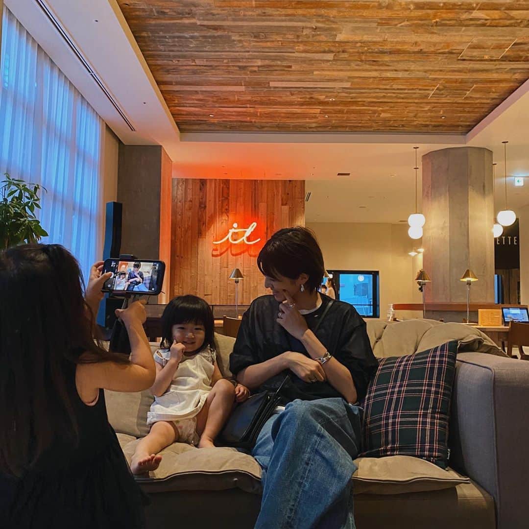美生のインスタグラム：「#ムスメカメラ﻿ ﻿ ﻿ なかなかいい写真♡﻿ 2枚目♡﻿ ﻿ 娘のリクエストで﻿ えいとの香水を﻿ リレー形式で歌いながら帰宅👨🏻👩🏻👧🏻🧒🏻﻿ 人のパートを歌うと﻿ めっちゃ怒られるから﻿ 順番を守って熱唱しました🎤😂﻿ ﻿ ﻿」