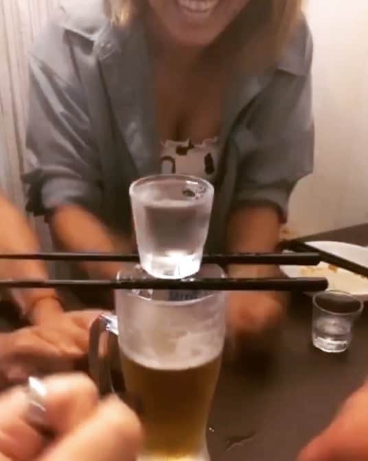 なーみのインスタグラム：「💣 おビールに焼酎のショットをどぼん😇 。 その名も爆弾酒w 。 色々雑な感じ、嫌いじゃないわ☺️ 。 #韓国流 #お酒の飲み方」