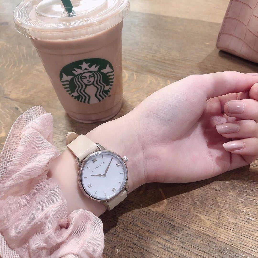 MAMIのインスタグラム：「. @liakulea_japan 様から新作の腕時計頂きました🤍🤍 . Luana はハワイで 『ゆったりしたくつろぎ時間』って意味なんだって☺️ . 文字盤が天然のシェルでできてるのが特徴で この色味も合わせやすくてかわいいよね🐚 . . 『 mami1hc 』 このクーポンコードを使うと 10％オフで購入できるので是非使ってください🎁  . . 最近はテストのとき使う時計としても 使ってたから特にお世話になってたよ〜😂笑 . . ベージュのベルトだからどんな服装にも合う🤍 .  #pr #liakulea #リアクレア #腕時計 #ハワイ #夏 #貝殻 #シェル」