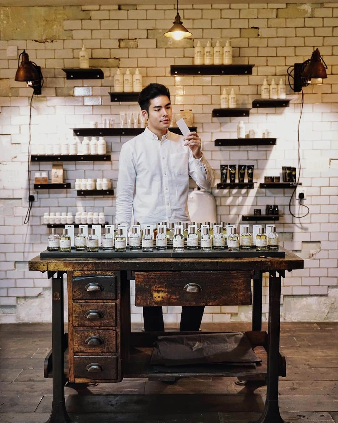 Christoffer Chengさんのインスタグラム写真 - (Christoffer ChengInstagram)「Many of you probably know that Le Labo has a special scent exclusively created and sold in a particular series of cities all around the world. Well this September is a special time when you can actually try out and purchase the whole series from the stores 💙 I chose the new scent made for Seoul, what’s your pick? @lelabohongkong @lelabofragrances #cityexclusiveevent #lelabohongkong」9月6日 21時18分 - curiouschristoffer
