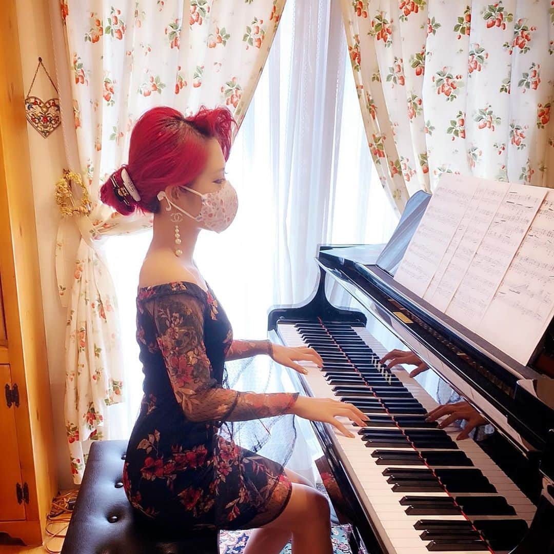 五月千和加さんのインスタグラム写真 - (五月千和加Instagram)「. 大好きなピアノ🎹😘 レッスンのたびに課題が増えますがとっても楽しい！  #ピアノ #ピアノレッスン #グランドピアノ #piano #pianolessons   🎀🎀🎀🎀🎀」9月6日 21時19分 - satsuki_senwaka