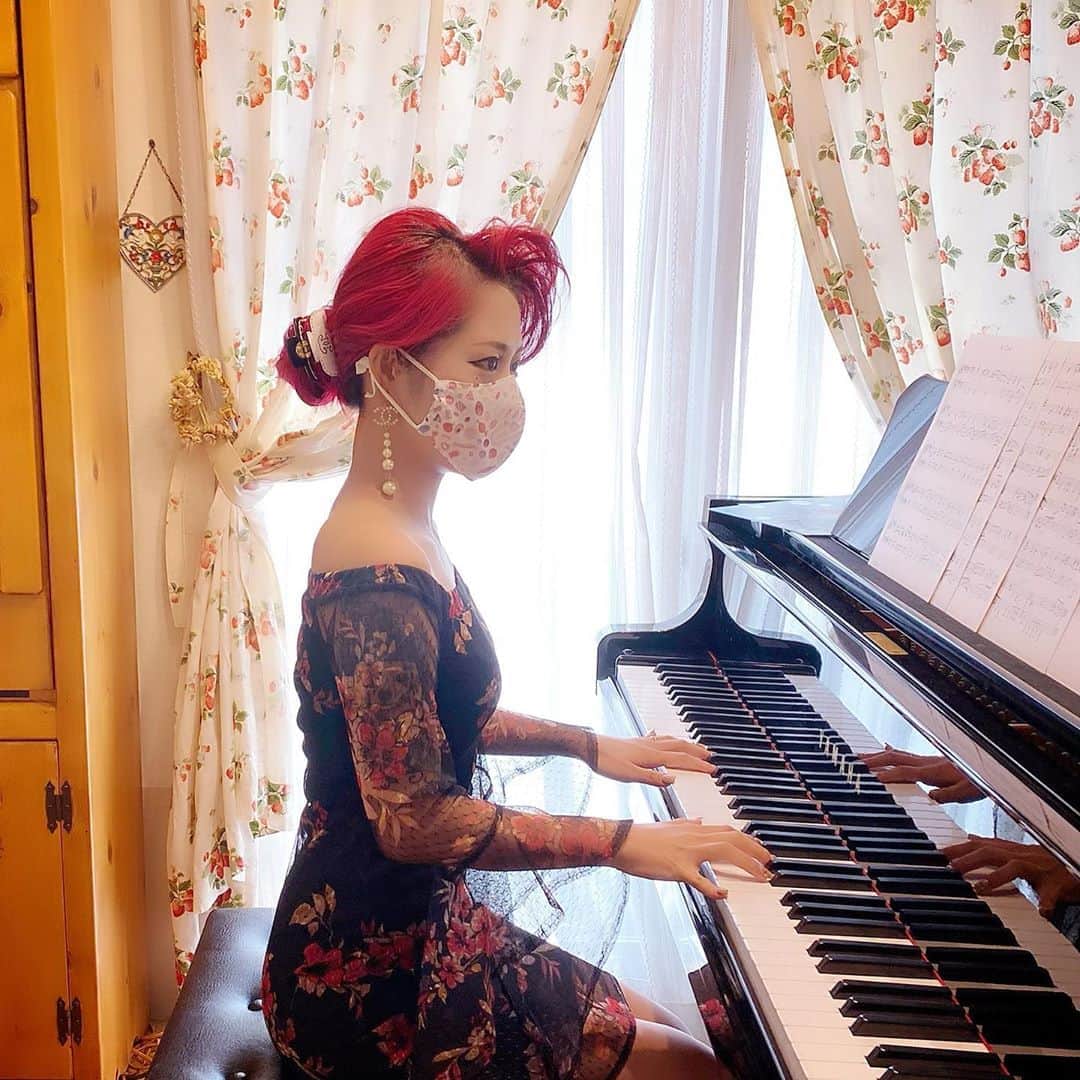 五月千和加さんのインスタグラム写真 - (五月千和加Instagram)「. 大好きなピアノ🎹😘 レッスンのたびに課題が増えますがとっても楽しい！  #ピアノ #ピアノレッスン #グランドピアノ #piano #pianolessons   🎀🎀🎀🎀🎀」9月6日 21時19分 - satsuki_senwaka
