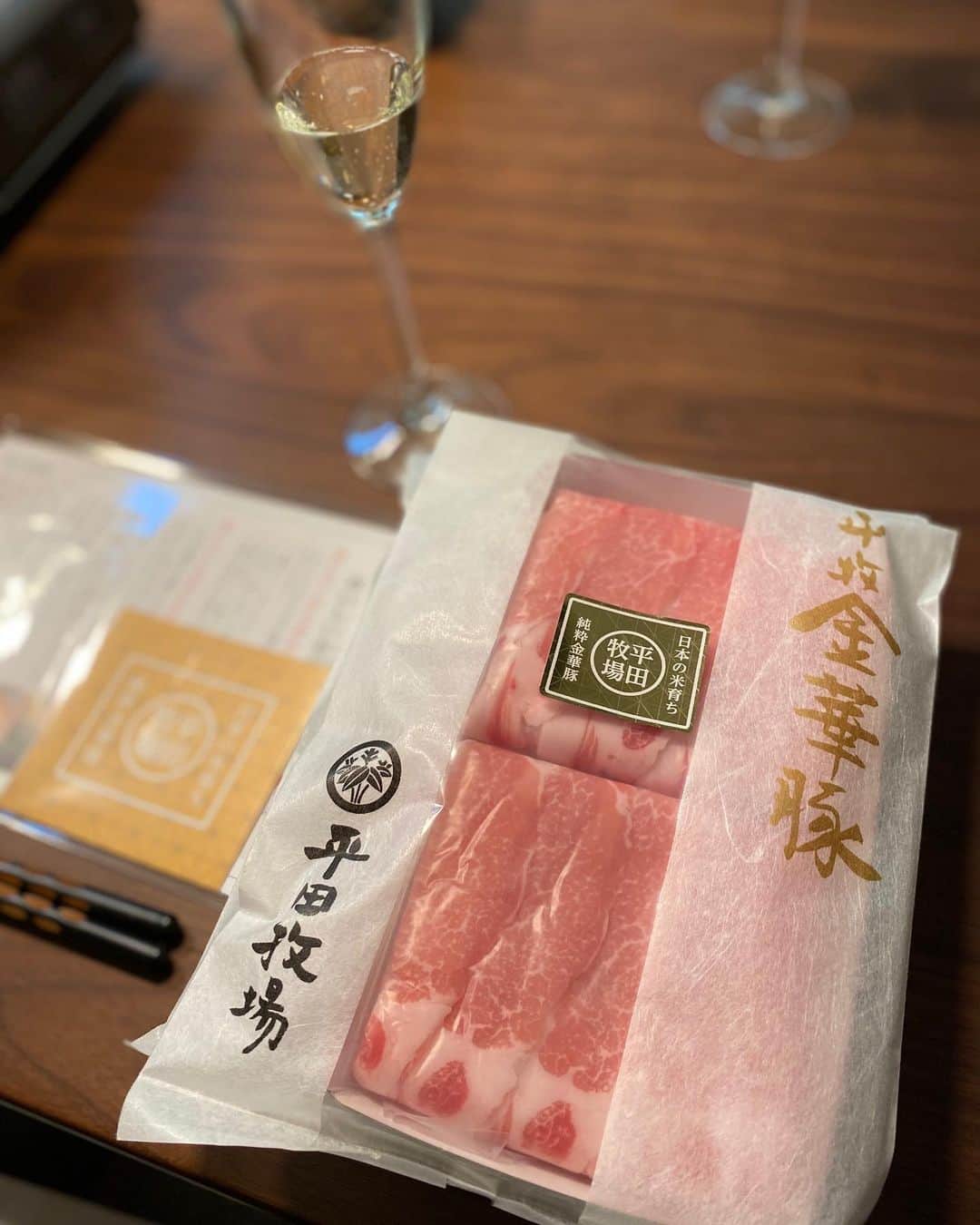 折目遼のインスタグラム：「金華豚で、ホームパーティー♪ #おうちじかん #金華豚 #しゃぶしゃぶ #日本酒 #久保田 #ウィスキー #知多はいぼーる #プレミアムな時間」