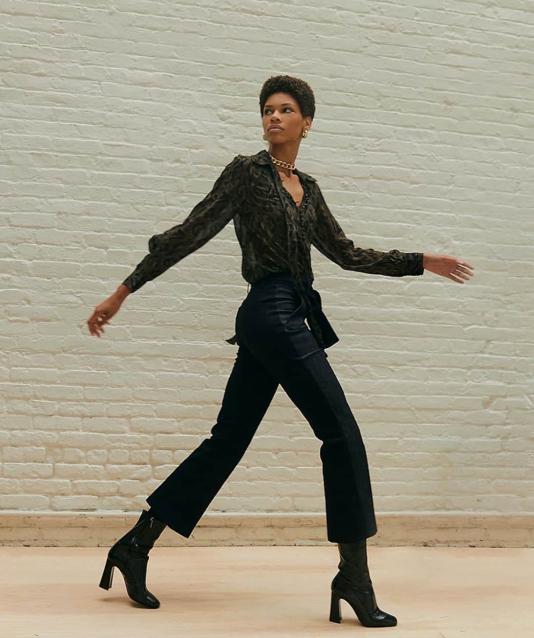 デレクラムのインスタグラム：「Stride-with confidence. A feminine blouse paired with the two tone denim cropped flare trousers: effortless」