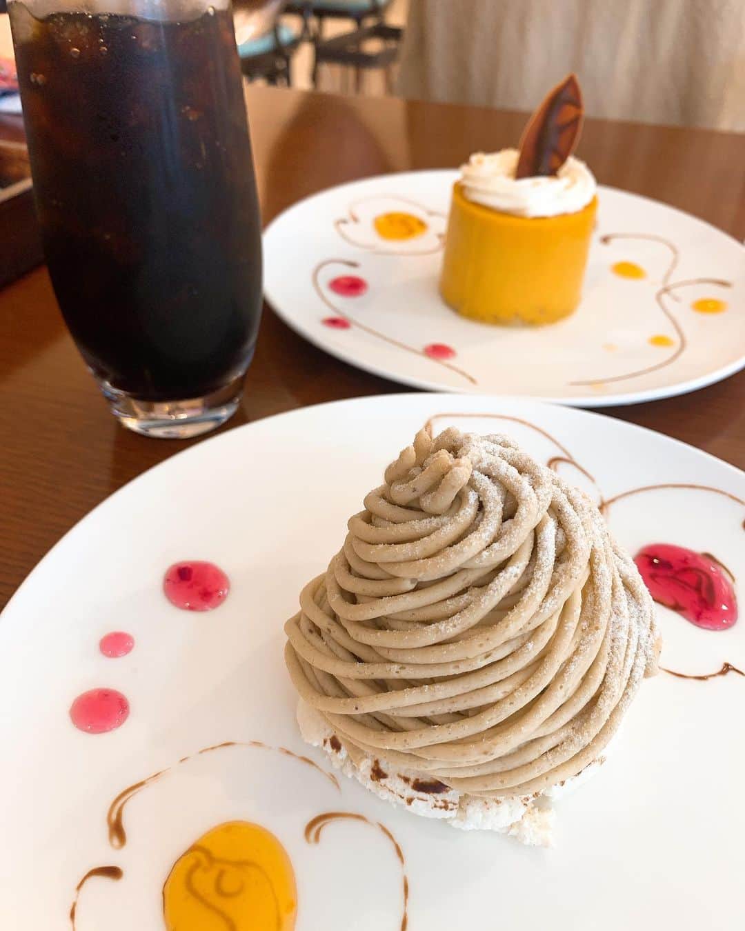 愛純もえりのインスタグラム：「9月に入り、ケーキ屋さんのショーケースも秋の香りが、、、  夏好きだから淋しい、、、  🌰＆🎃  #モンブラン #パンプキンムース」