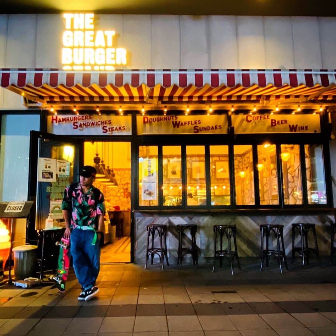 ジュンペイのインスタグラム：「自他共に認めるバーガー好きのＪさんですが . いや、他には認められてないな . まぁいいや . とりあえずバーガー好きのＪさんです . そんなＪさん . 「THE GREAT BURGER STAND」行てきたよー . バーガーもお店の雰囲気も、まさに「ザ・アメリカン」って感じ . んで、俺が食べたのは「ベイクドアップルゴルゴンゾーラバーガー」 . りんごの甘みと酸味に濃厚なゴルゴンゾーラが絡んでマジで美味しい . いや、美味しいって言葉だけじゃ言い表せないくらい美味しい . 美味しいバーガーってバンズからして違うよね . パティも大事やけど、何気にバンズもかなり重要 . ってか、バーガーのメニューも然る事乍ら、ドリンクのメニューも豊富すぎてヤバッ . 一回行っただけでは絶対物足りない . 何回も行ってみたくなるお店でした . って、色んなメニュー食べたいからまた絶対行く . ちな、Ｊさんはこの系列店の原宿のお店にも行きましたー . そんなわけでお久しぶりにグルメリポートでした . でわ🙋‍♂️ . #thegreatburgerstand #渋谷ストリーム #東京ハンバーガー #グルメバーガー」