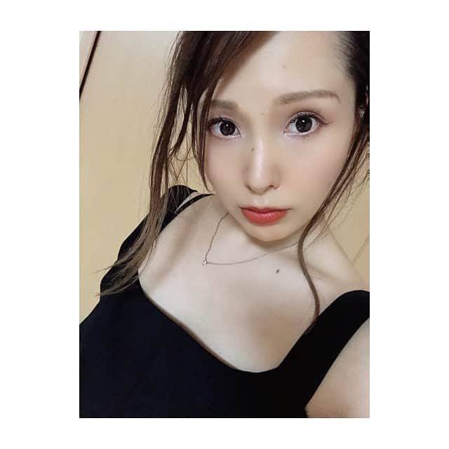 田中里依奈さんのインスタグラム写真 - (田中里依奈Instagram)「コスメレビュー🌸 マスクにつかない事で話題の、 アディクションザマットリップリキッド💄 パーソナルカラーイエベ春の私は、01のピンクベージュ、09のテラコッタブラウンをゲット💕 09番は、半年間入荷待ちで話題になった伝説のリップ、セルヴォークの09番テラコッタに似てるカラー✨ 色もキレイだし、ちょっとした食事でも落ちないし、マスク生活でリップメイクは諦めてたけど、これで楽しめそう🥰 肌がそんなに強くないけど、今のところアディクションは荒れてないので、大丈夫そう👌 マットなので、冬にかけて乾燥や縦じわが気になる場合は、リップバームなどを仕込んでおくと気にならない🙌 おすすめは、エッフェオーガニックのリップバーム✨オイル状だから唇にすぐに浸透してくれるので、マットリップの良さを損なわずに、カバーできます💓 お肌が弱い方は、ベアミネラルのマットリップがおすすめです！ナチュラルコスメの中では一番落ちないし、お肌にも優しいので、かなり万能🌸 是非参考にしてみて下さい🥰 . #コスメ#コスメ大好き#アディクション#マットリップ#イエベ春#パーソナルカラースプリング #パーソナルカラー#テラコッタリップ #セルヴォーク#celvoke #ベアミネラル#エッフェオーガニック#デパコス#マスクメイク#無重力リップ#ブラウンリップ」9月6日 21時28分 - riina_tanaka