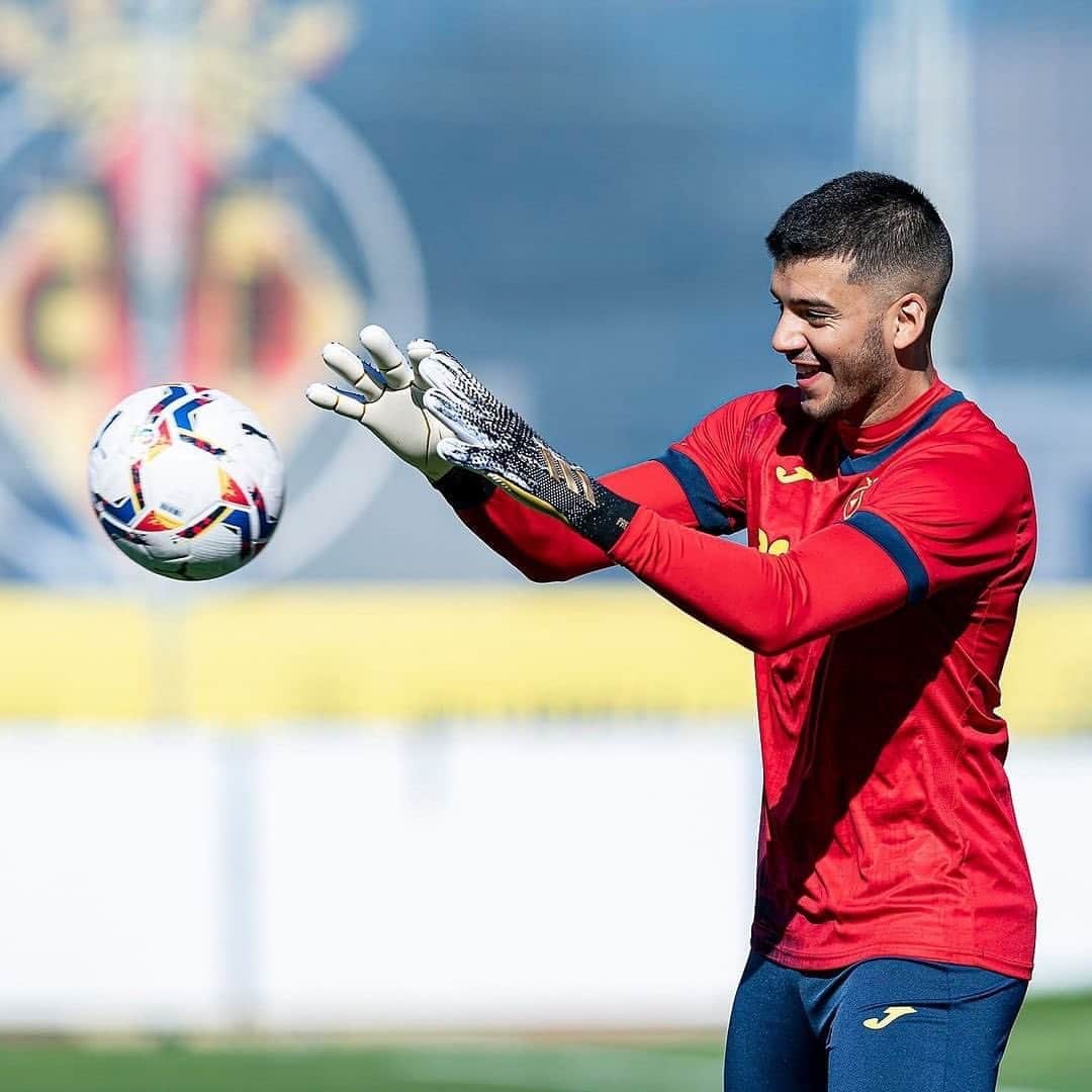 ヘロニモ・ルジのインスタグラム：「😁🧤 @villarrealcf」