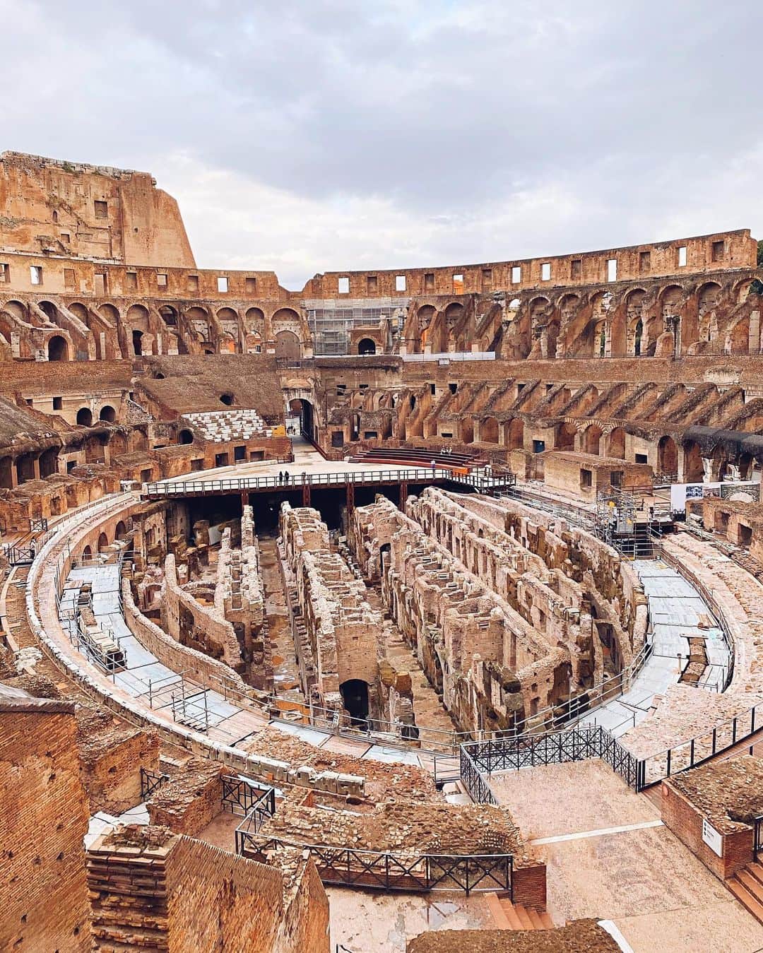 sananasさんのインスタグラム写真 - (sananasInstagram)「Colosseo ⚔️J’en avais vu des photos du Colisée (ou amphithéâtre Flavien) mais WOWW 😳Aujourd’hui lorsque l’on visite cet endroit c’est calme, paisible et beau mais autrefois (il y a 2000 ans) c’est ici qu’avaient lieu les combats à mort des Gladiateurs 🩸 75000 spectateurs vous imaginez ?! Cet endroit était synonyme de spectacle oui mais surtout de mort, et les gens appréciaient. Il y avait des combats d’animaux également, bref tout pour plaire au peuple et le manipuler. C’est un mélange d’émotions lorsque nous y sommes car on contemple la beauté et la grandeur du lieu mais on pense également aux centaines de milliers d’esclaves qui ont perdu la vie en le construisant. Les esclaves étaient utilisés jusqu’à épuisement donc un de mort, un autre de trouvé pour continuer 😥Comme je vous le disais en story, les combats avaient lieu sur une arène recouverte de sable car il etait plus facile de masquer les odeurs et de nettoyer le sang. Les combats étaient gratuits bien entendu pour amadouer le peuple (vous imaginez des matchs de foot gratuits aujourd’hui ? 😂)Bref, on ne peut être que bouche bée face à un tel monument historique mais également bousculé par tant de sentiments : l’émerveillement, la peine, la joie, la curiosité ... Je vous recommande vivement d’y aller avec un guide si vous le pouvez car le visiter en écoutant toutes ses histoires c’est un peu comme le vivre (un peu hein ... 😂).  #Colisée #Colosseo #amphiteatrumflavium #Rome #Roma」9月6日 21時38分 - sananas2106
