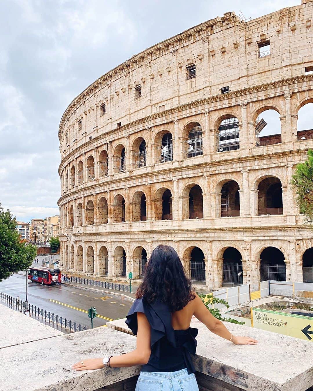 sananasのインスタグラム：「Colosseo ⚔️J’en avais vu des photos du Colisée (ou amphithéâtre Flavien) mais WOWW 😳Aujourd’hui lorsque l’on visite cet endroit c’est calme, paisible et beau mais autrefois (il y a 2000 ans) c’est ici qu’avaient lieu les combats à mort des Gladiateurs 🩸 75000 spectateurs vous imaginez ?! Cet endroit était synonyme de spectacle oui mais surtout de mort, et les gens appréciaient. Il y avait des combats d’animaux également, bref tout pour plaire au peuple et le manipuler. C’est un mélange d’émotions lorsque nous y sommes car on contemple la beauté et la grandeur du lieu mais on pense également aux centaines de milliers d’esclaves qui ont perdu la vie en le construisant. Les esclaves étaient utilisés jusqu’à épuisement donc un de mort, un autre de trouvé pour continuer 😥Comme je vous le disais en story, les combats avaient lieu sur une arène recouverte de sable car il etait plus facile de masquer les odeurs et de nettoyer le sang. Les combats étaient gratuits bien entendu pour amadouer le peuple (vous imaginez des matchs de foot gratuits aujourd’hui ? 😂)Bref, on ne peut être que bouche bée face à un tel monument historique mais également bousculé par tant de sentiments : l’émerveillement, la peine, la joie, la curiosité ... Je vous recommande vivement d’y aller avec un guide si vous le pouvez car le visiter en écoutant toutes ses histoires c’est un peu comme le vivre (un peu hein ... 😂).  #Colisée #Colosseo #amphiteatrumflavium #Rome #Roma」