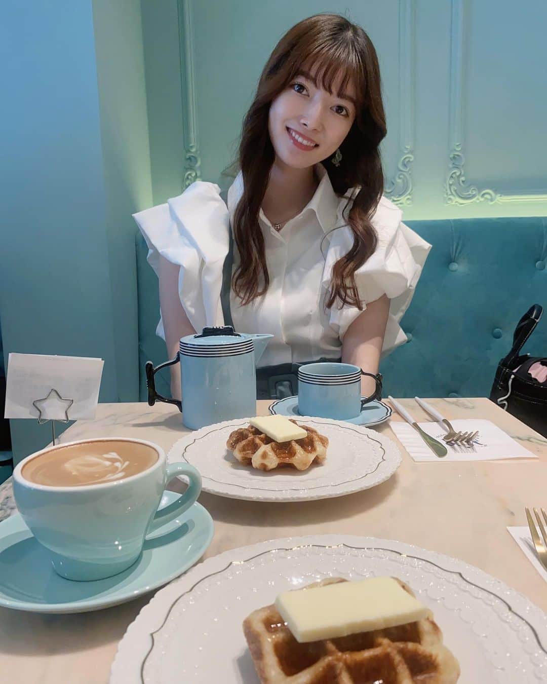 日下部美愛さんのインスタグラム写真 - (日下部美愛Instagram)「一生懸命撮ってるところ  #表参道カフェ  #photo #japan #model #hair #fashion #fashionblogger #makeup #followme #instagood #camera #instadaily #dailylook #한국 #맞팔 #사진 #데일리 #데일리룩 #패션 #韓国カフェ #salondelouis」9月6日 21時37分 - miakusakabe_official